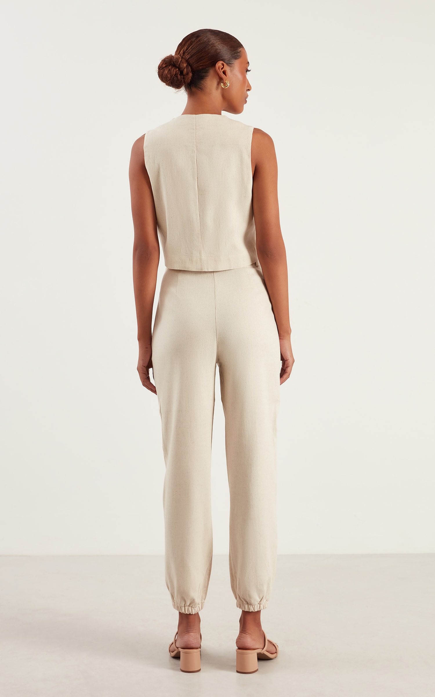Calça Cenoura Pregas Encantar Natural