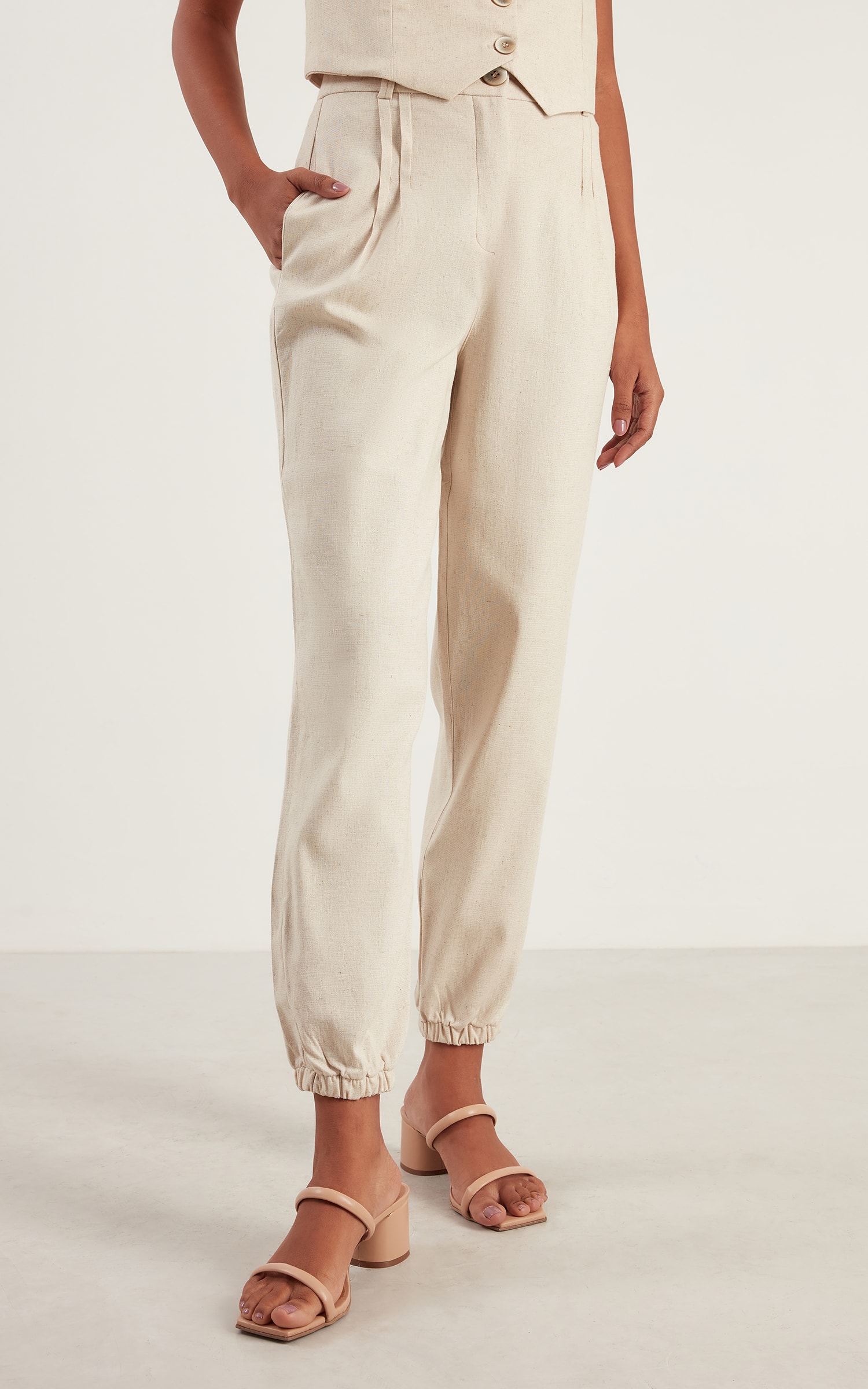 Calça Cenoura Pregas Encantar Natural