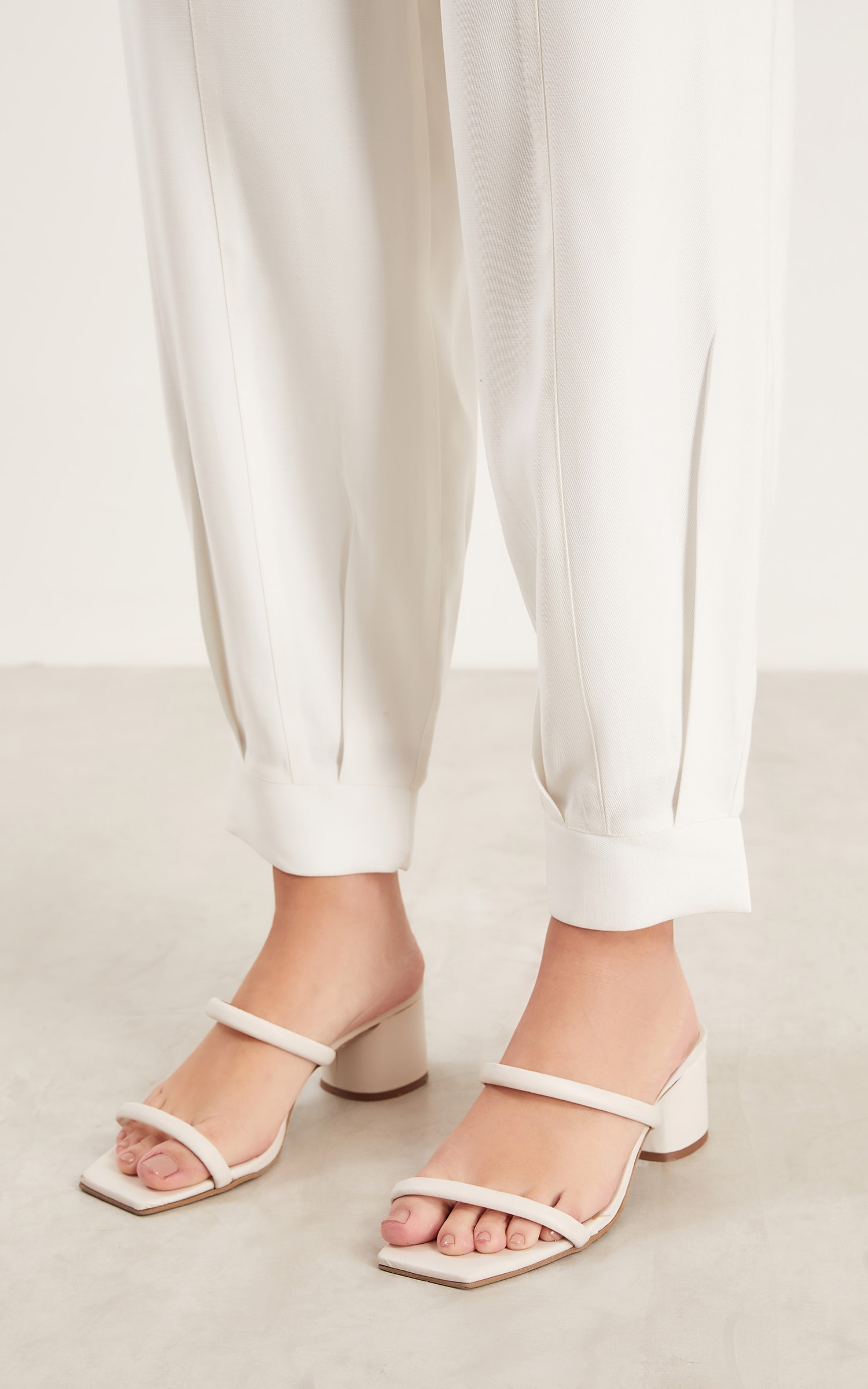Calça Cenoura Renovar Bolsos Off White