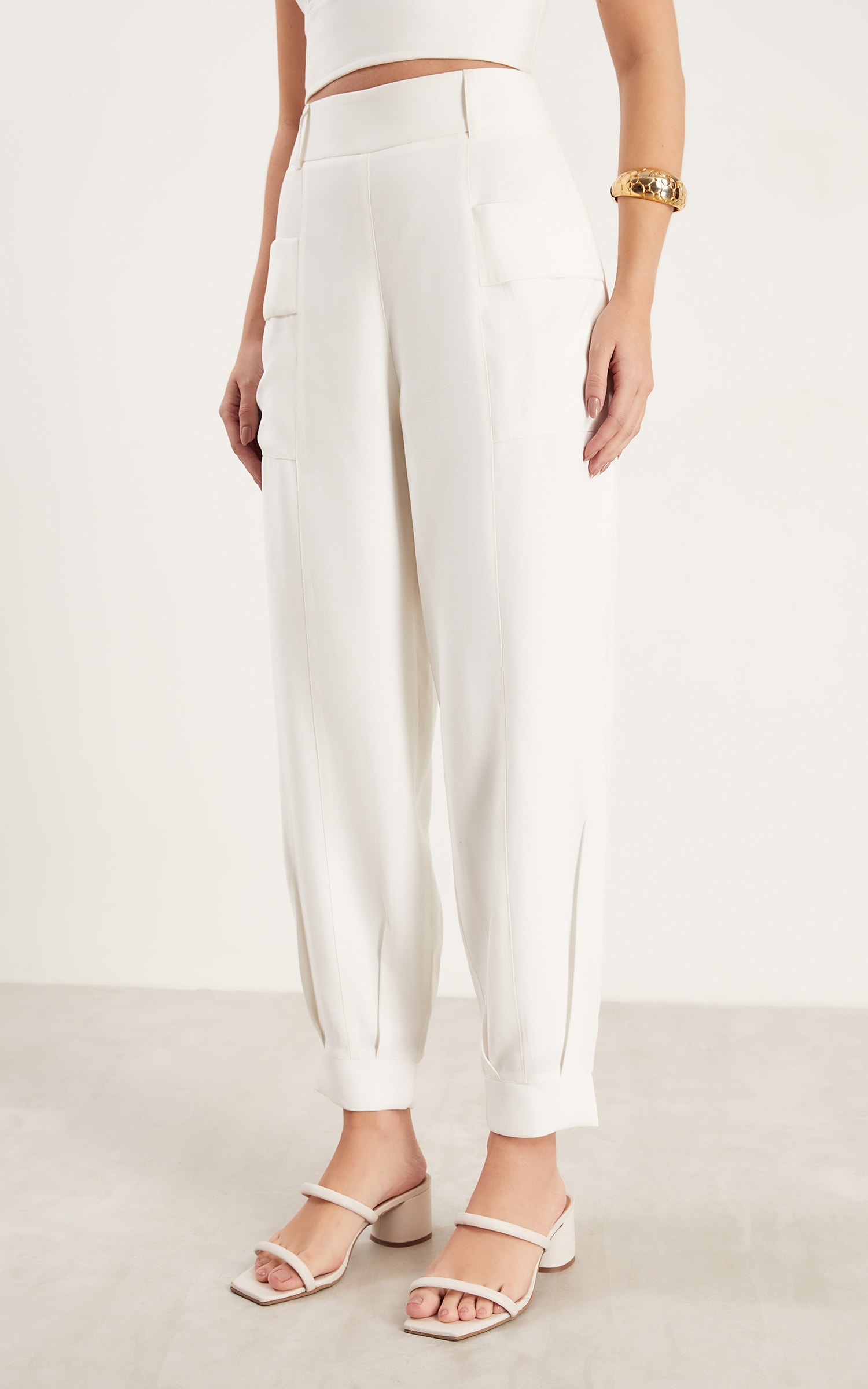 Calça Cenoura Renovar Bolsos Off White