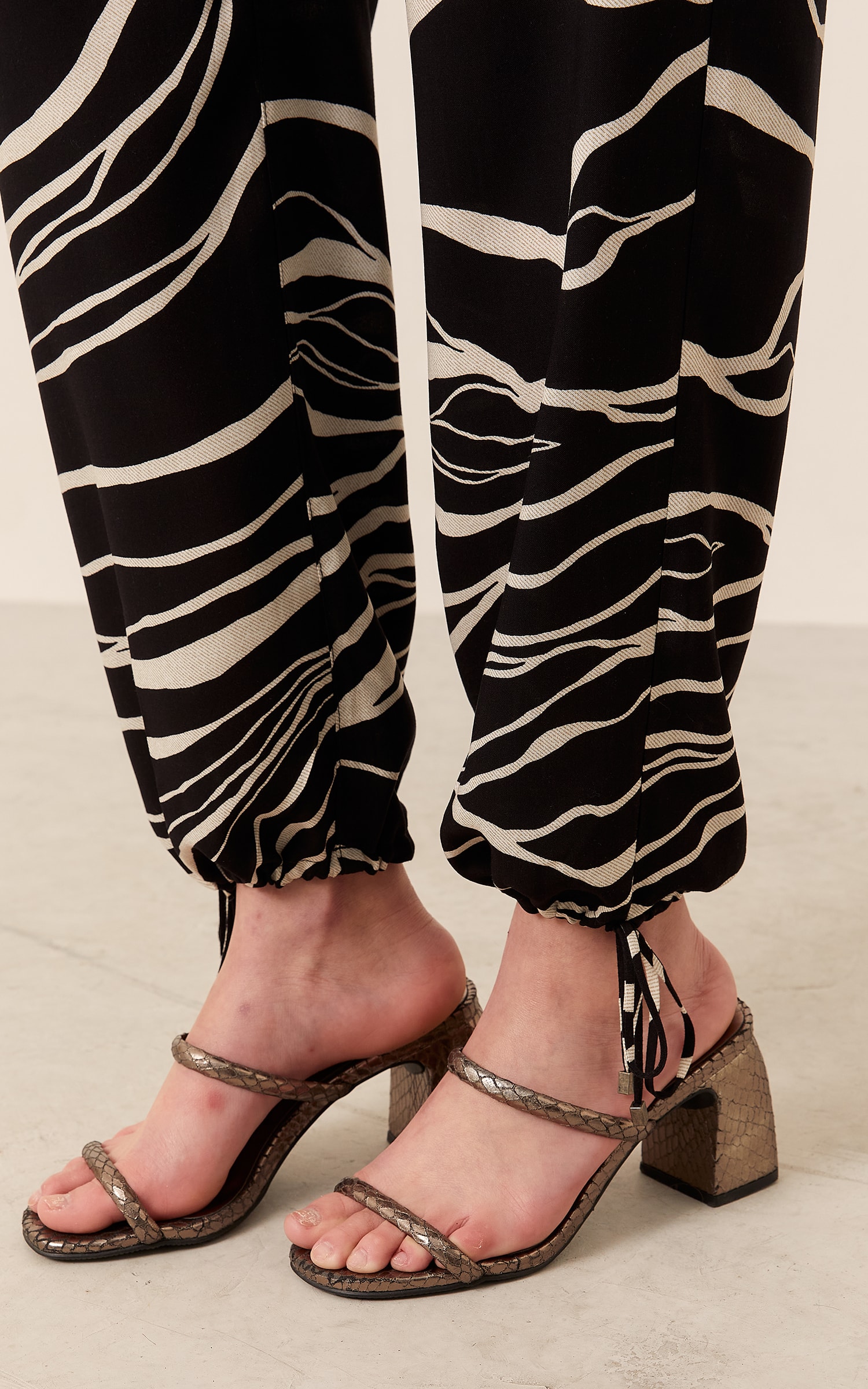 Calça Detalhe Amarração Estampa Lina Preto