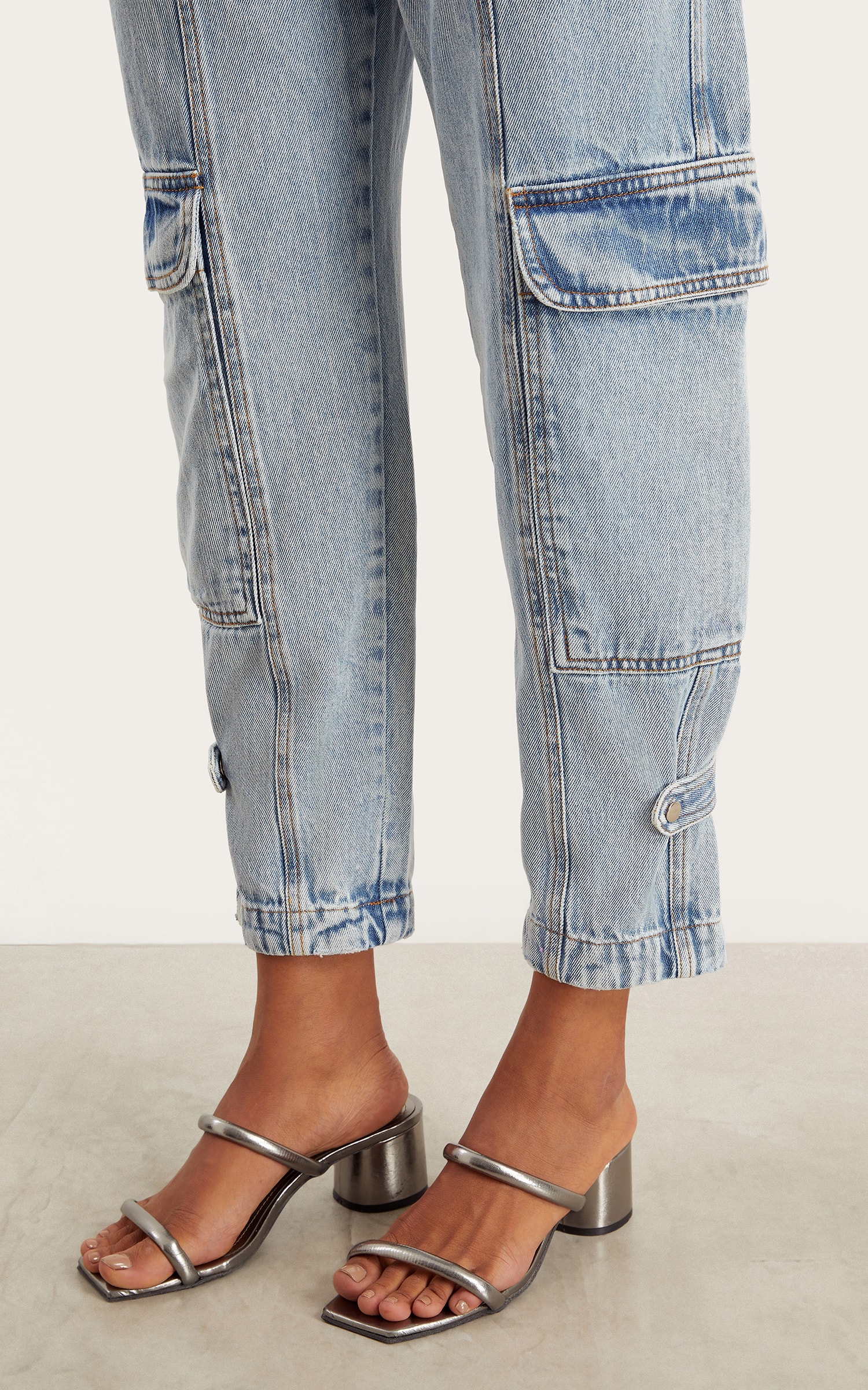Calça Jeans Cargo Abotoamento Jeans Medio