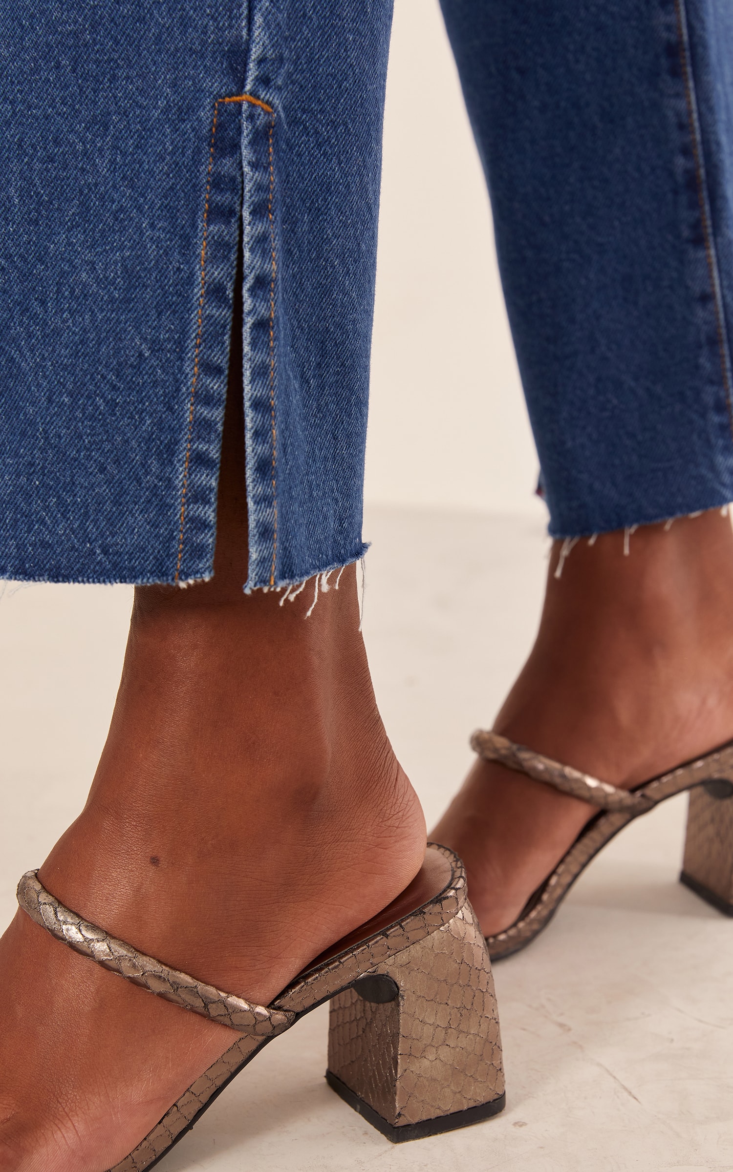 Calça Jeans Reta Tachas Jeans
