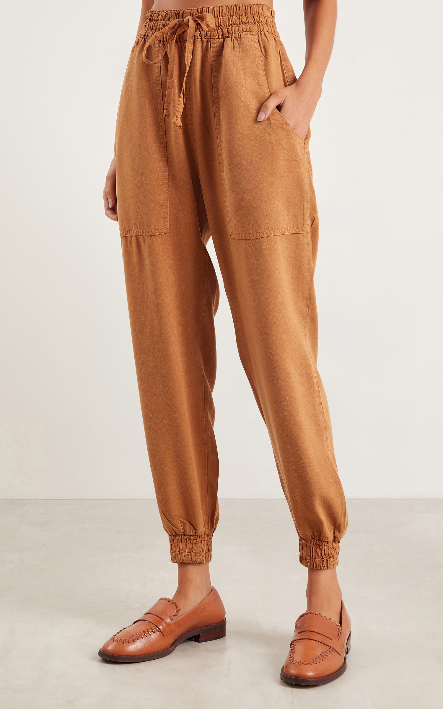 Calça Jogger Bolso Quadrado Caramelo