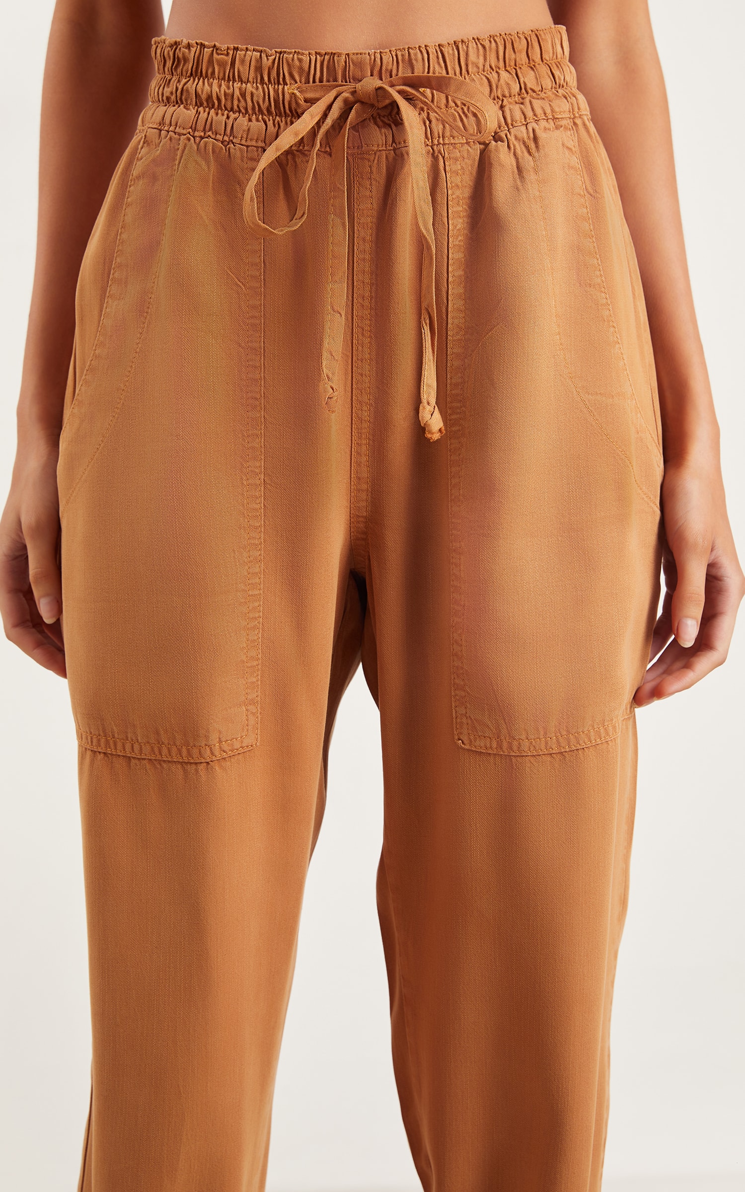Calça Jogger Bolso Quadrado Caramelo