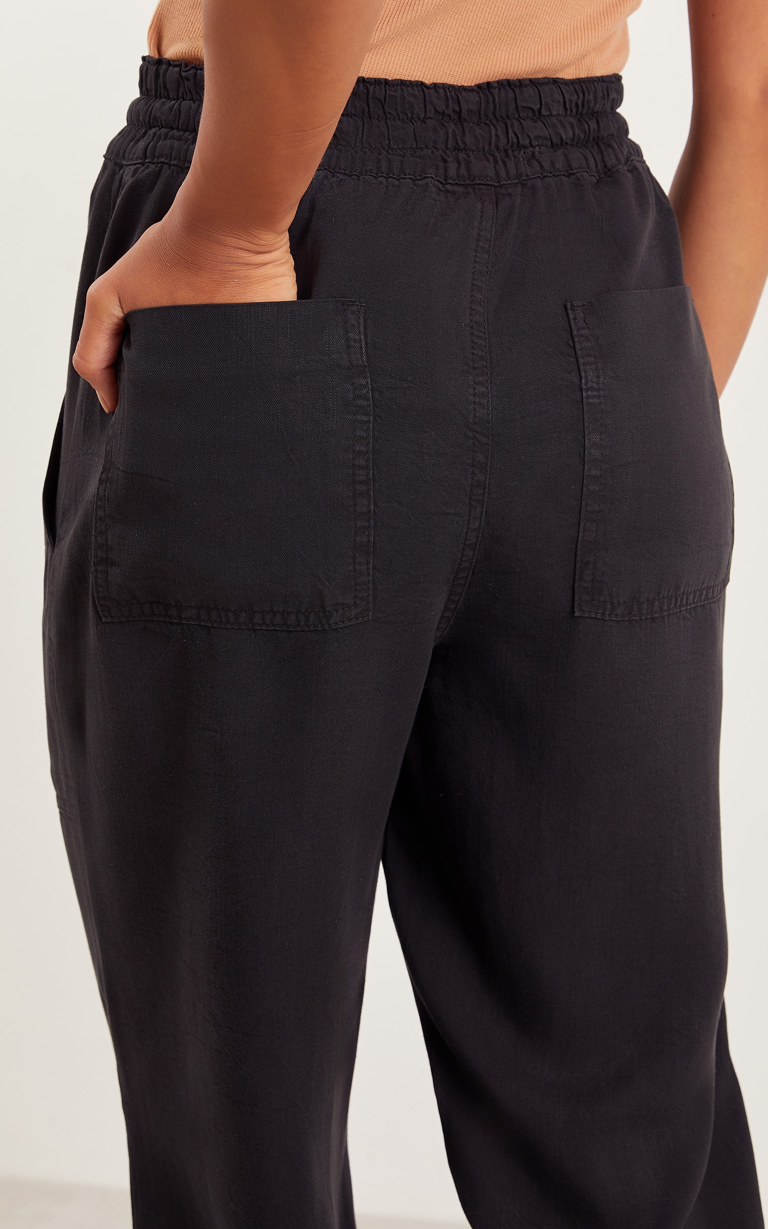 Calça Jogger Bolso Quadrado Preto