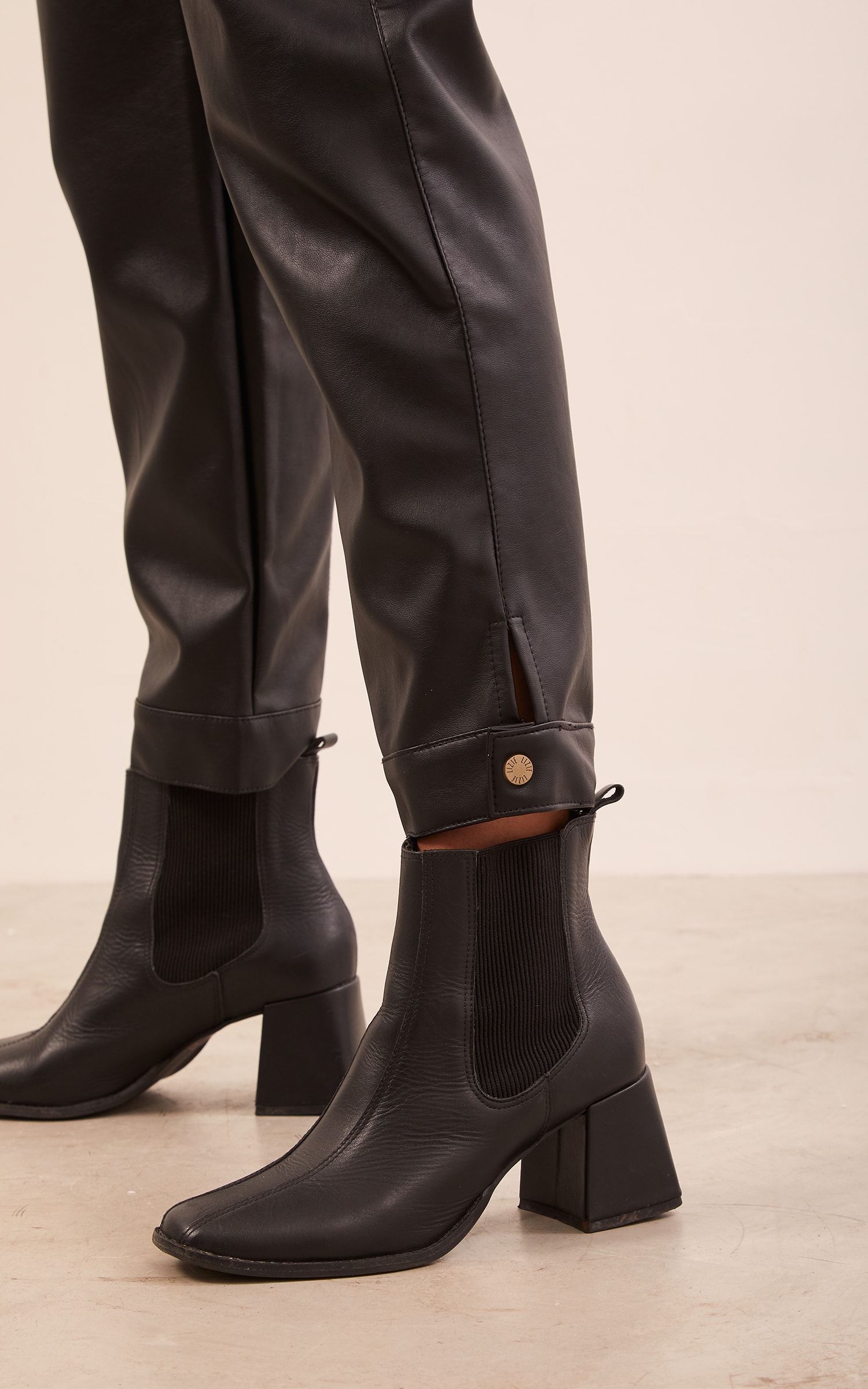 Calça Like Leather Cenoura Preto