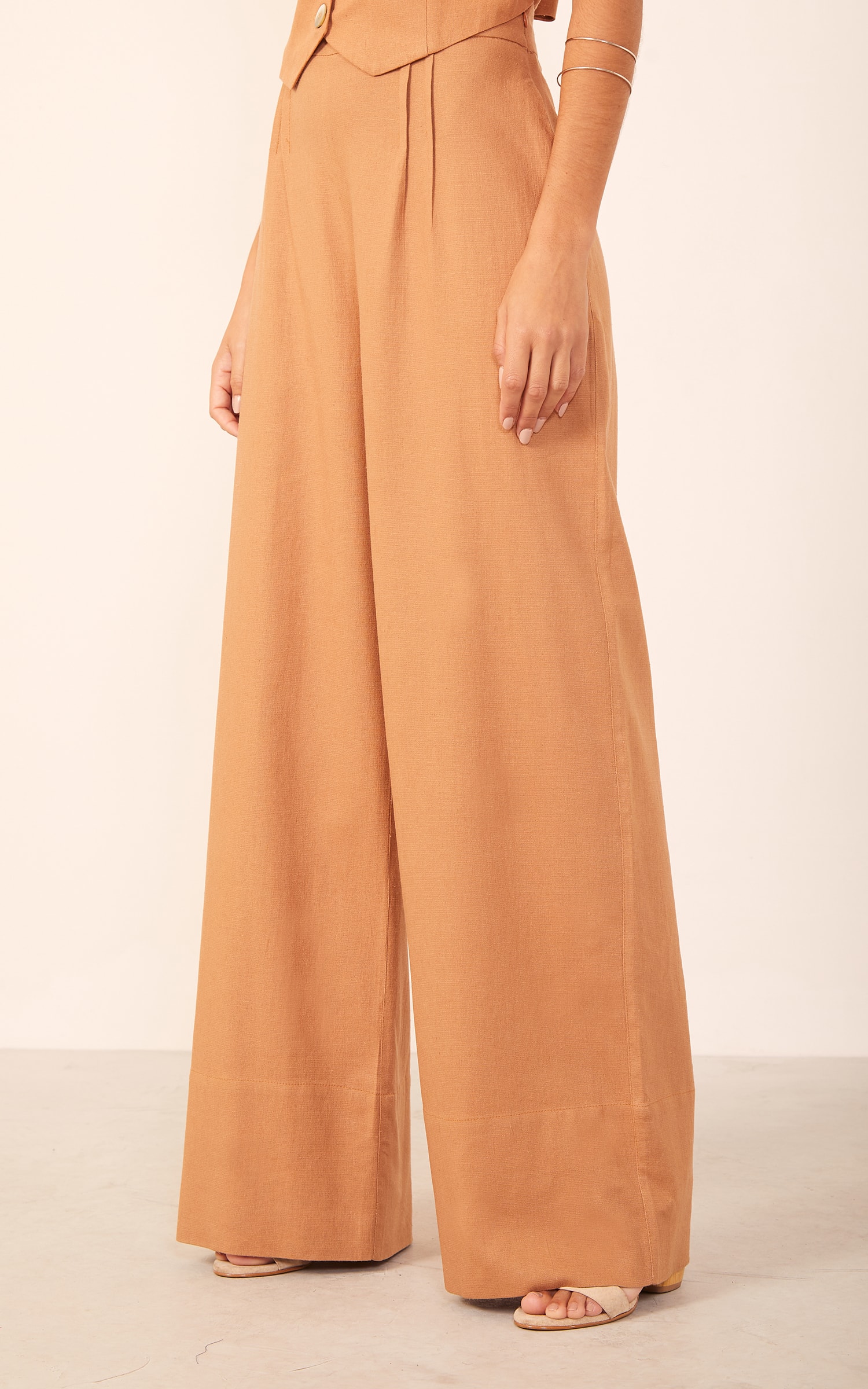 Calça Pantalona Pregas Caramelo