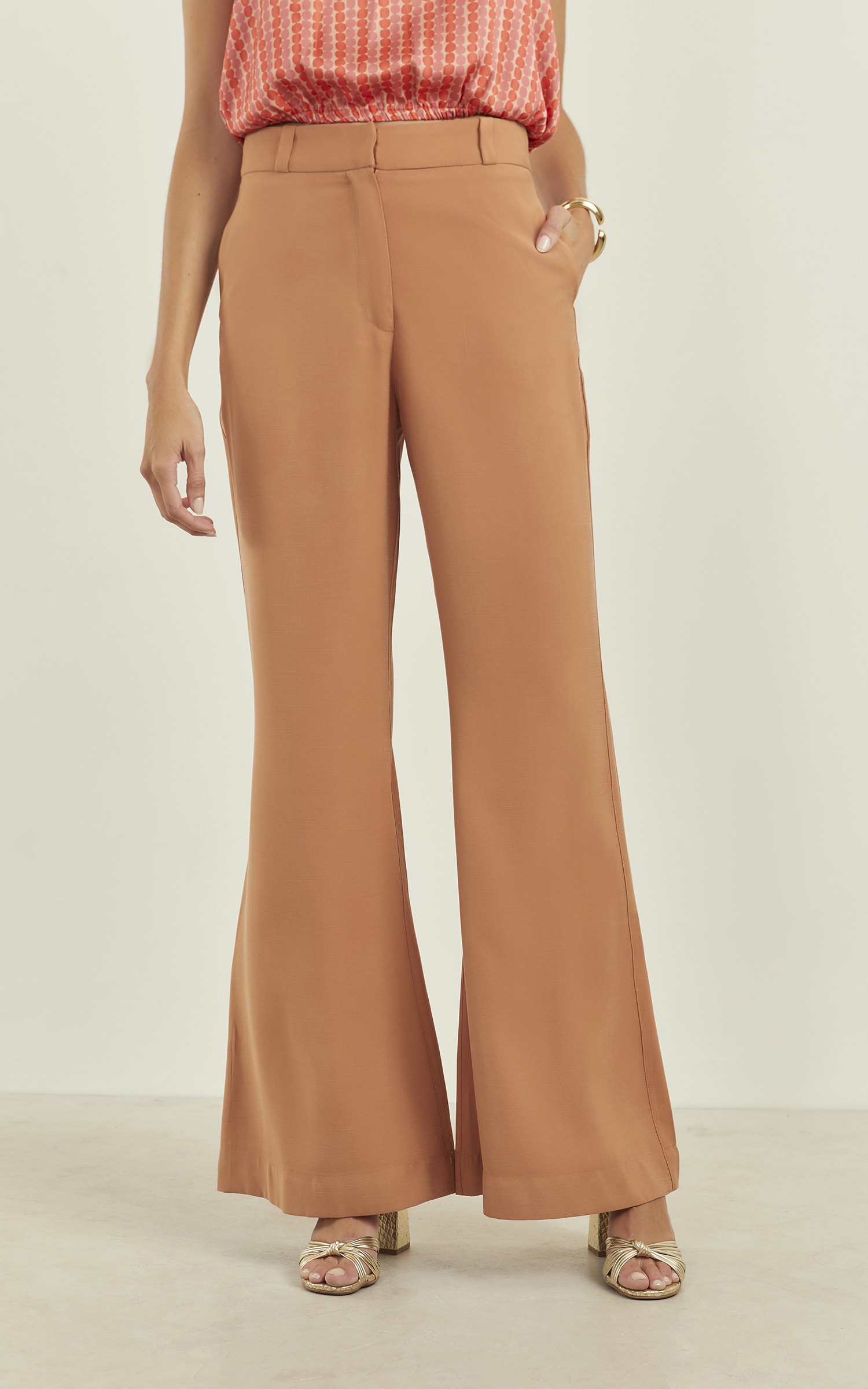 Calça Peach Flare Amêndoa