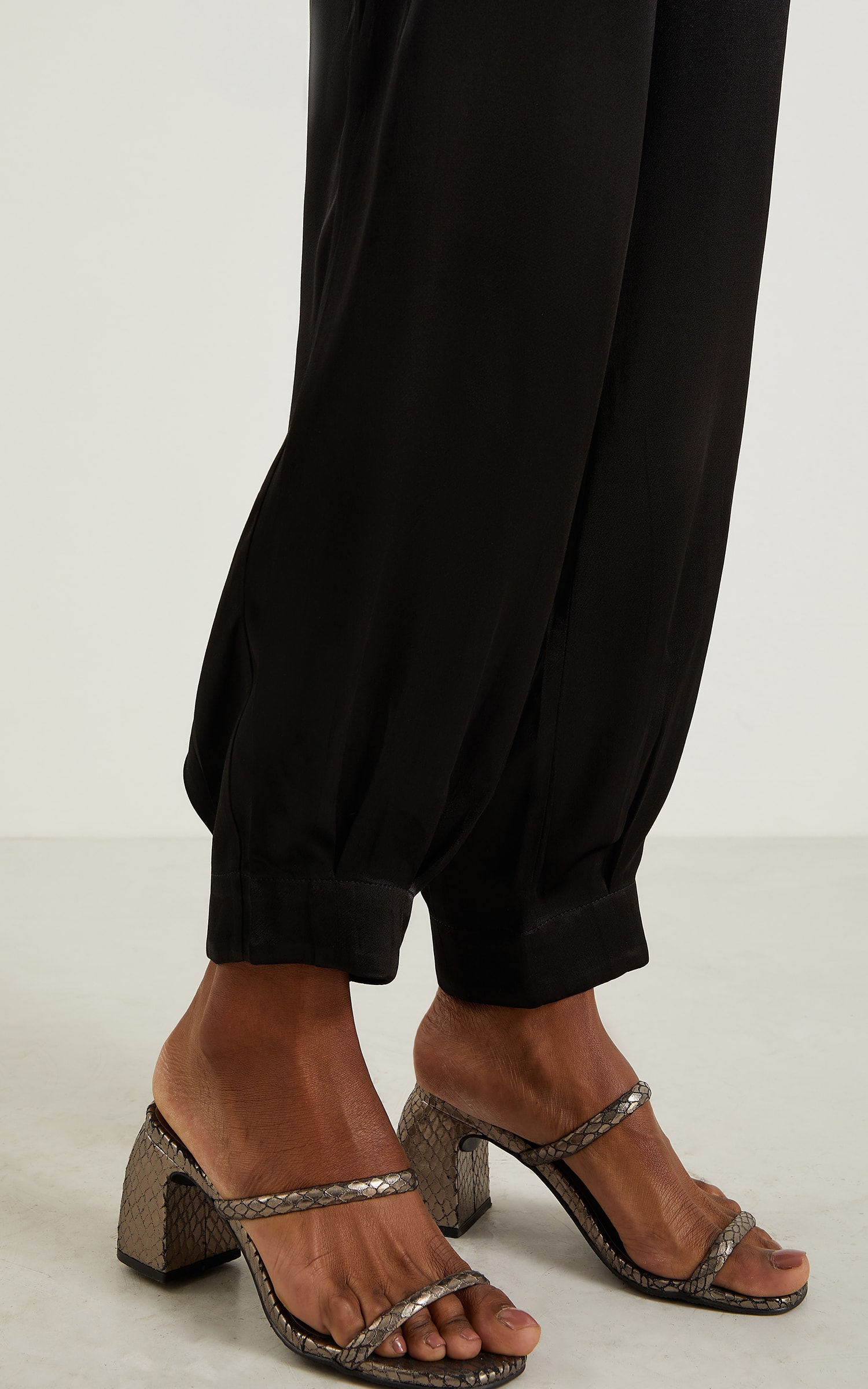 Calça Pétala Cenoura Preto