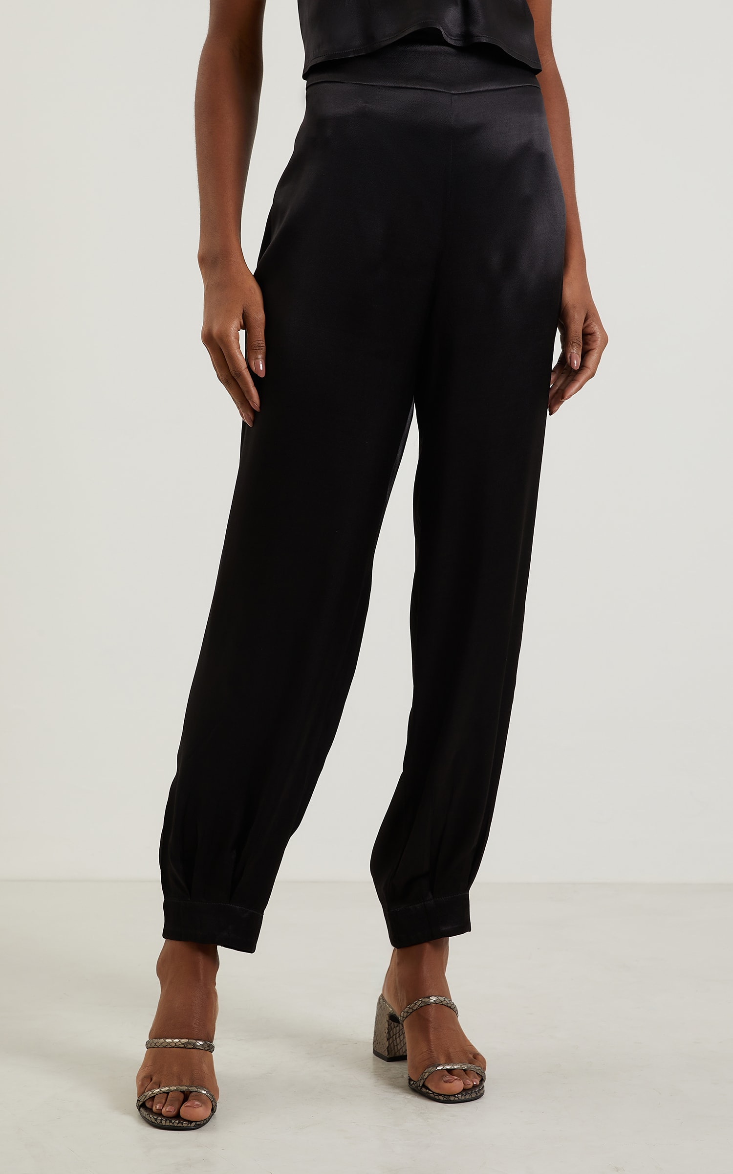 Calça Pétala Cenoura Preto