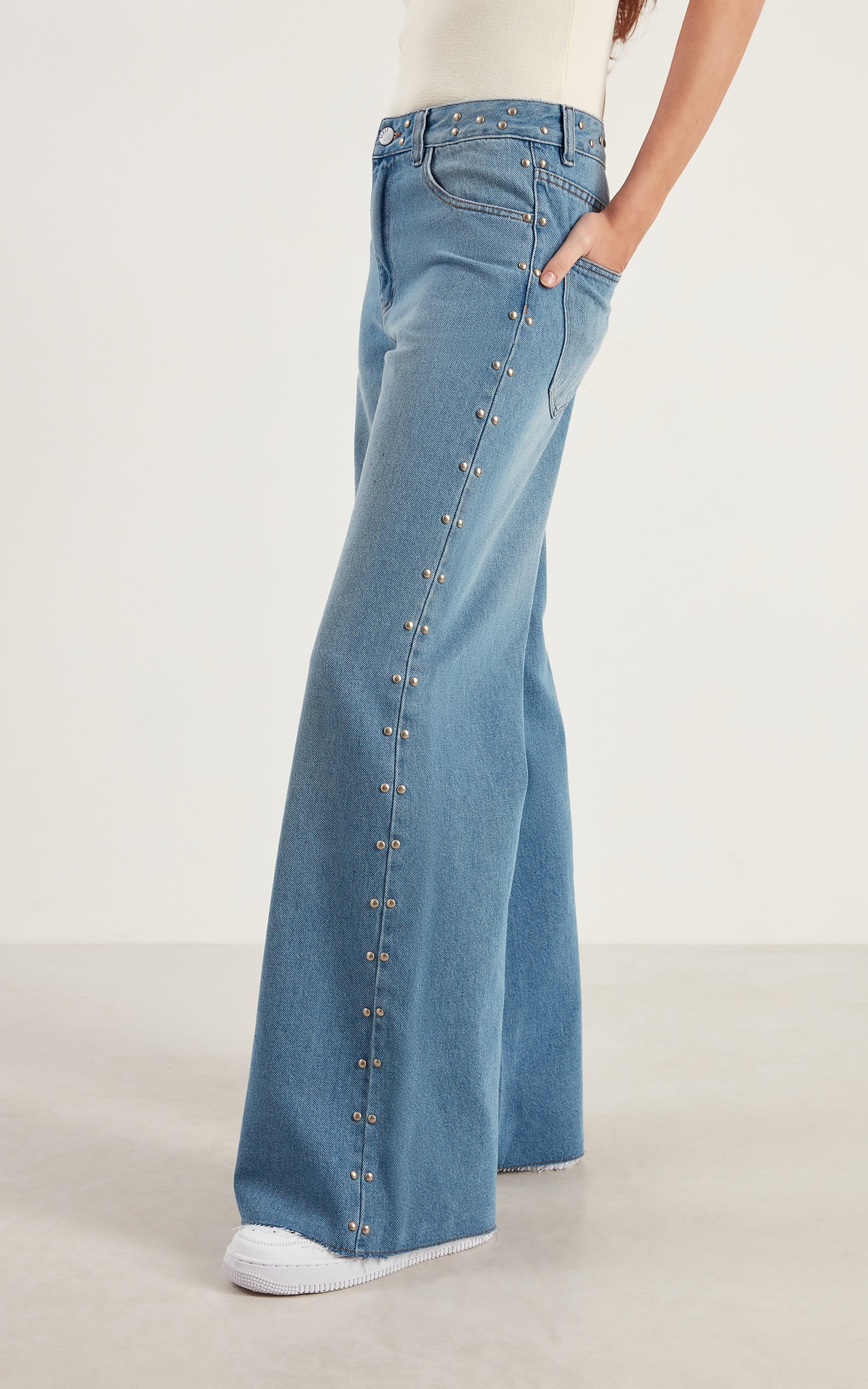 Calça Tachas Jeans Médio