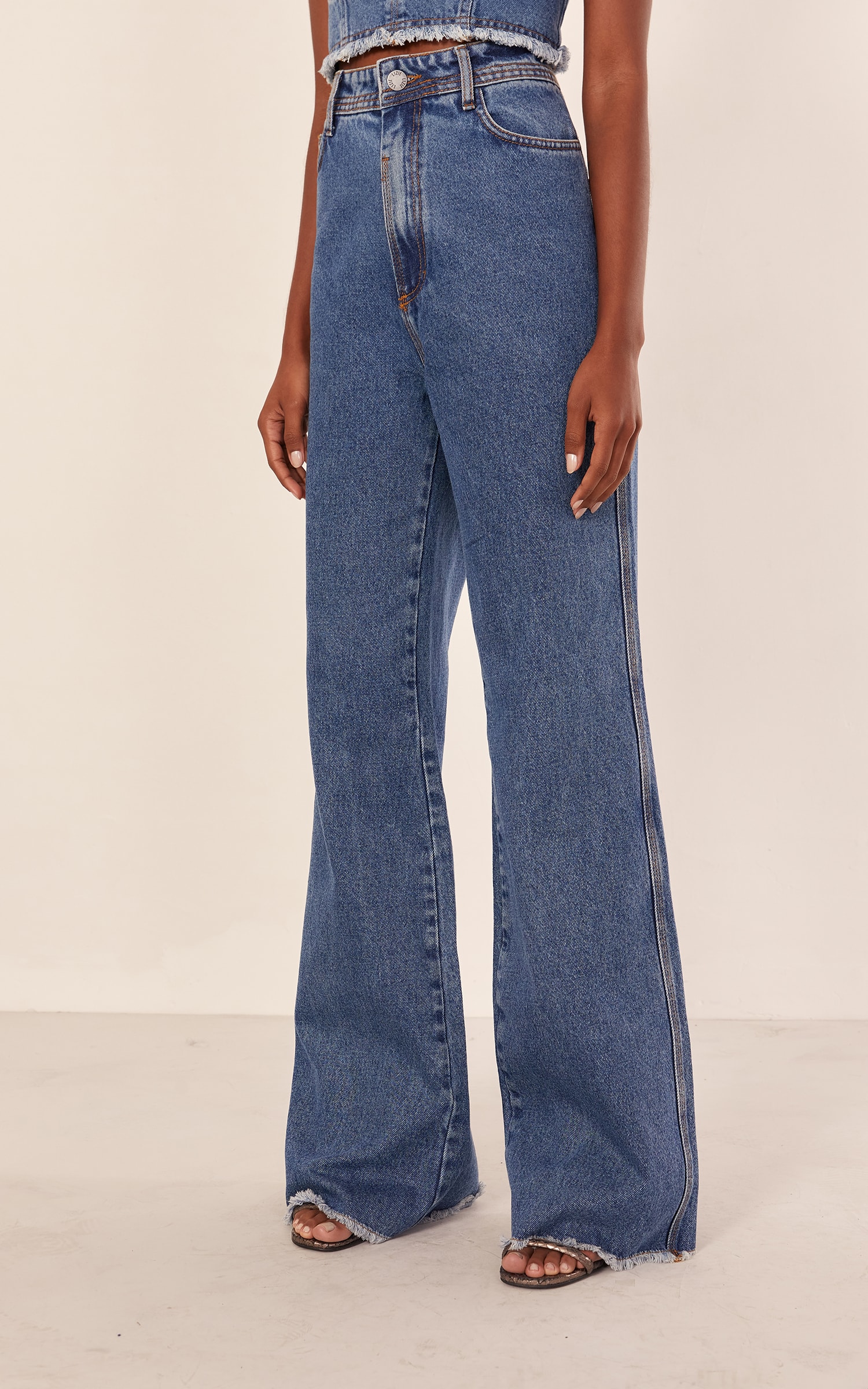 Calça Wide Leg Desfiada Jeans Médio