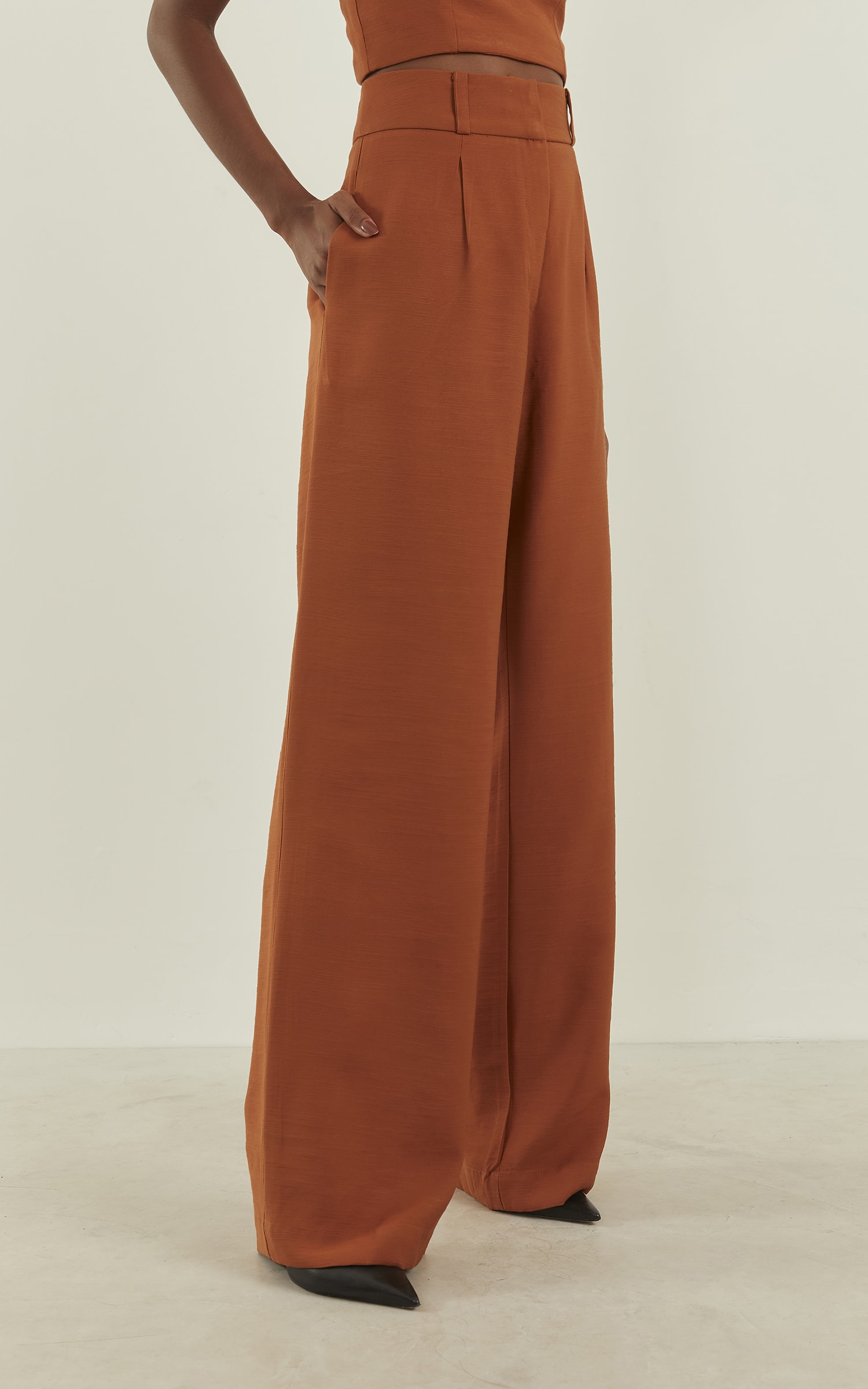 Calça Wish Pregas Caramelo