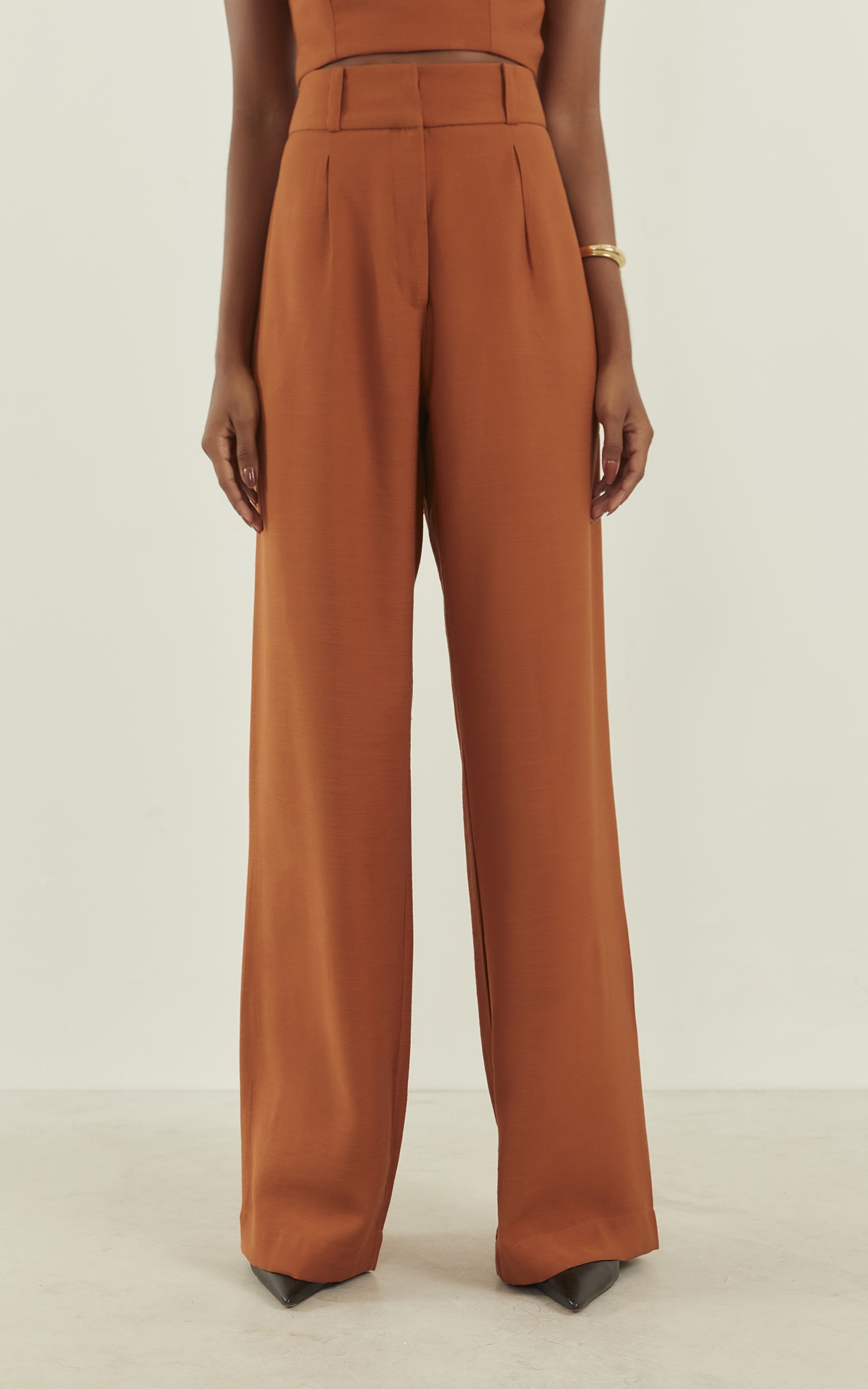 Calça Wish Pregas Caramelo