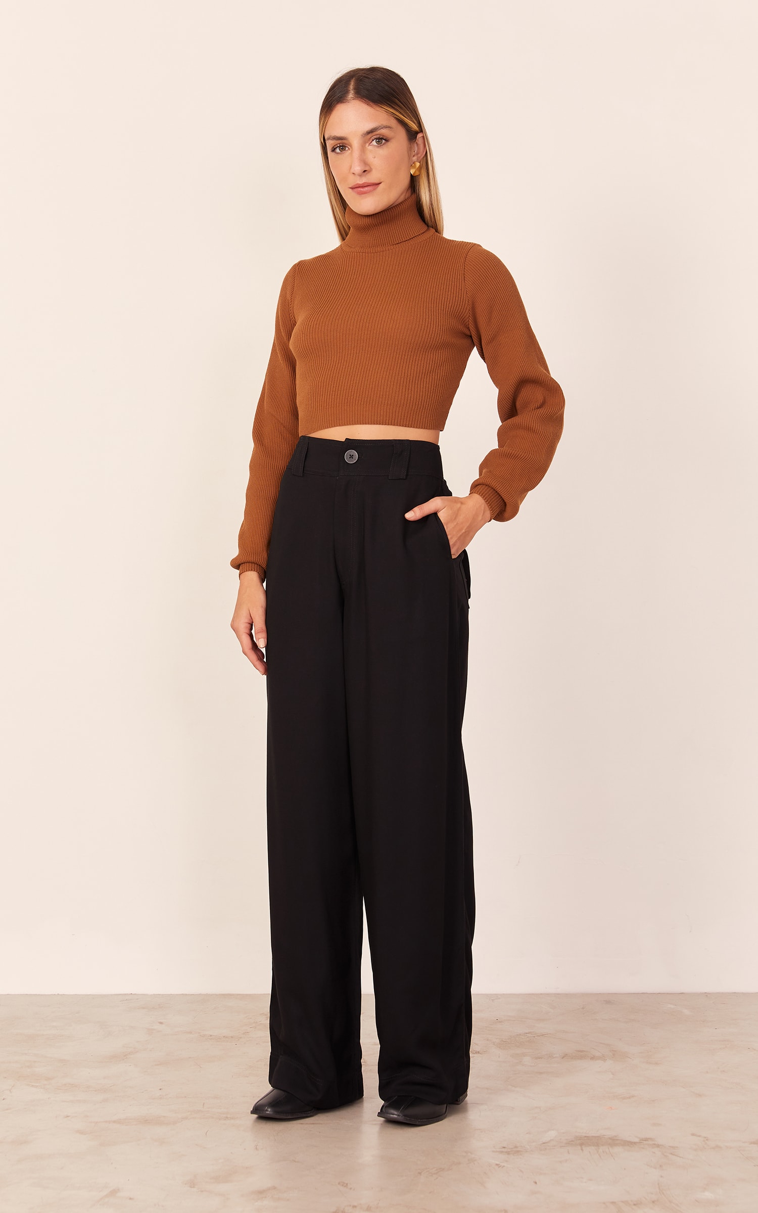 Casaco Cropped Gola Alta Manga Longa Caramelo
