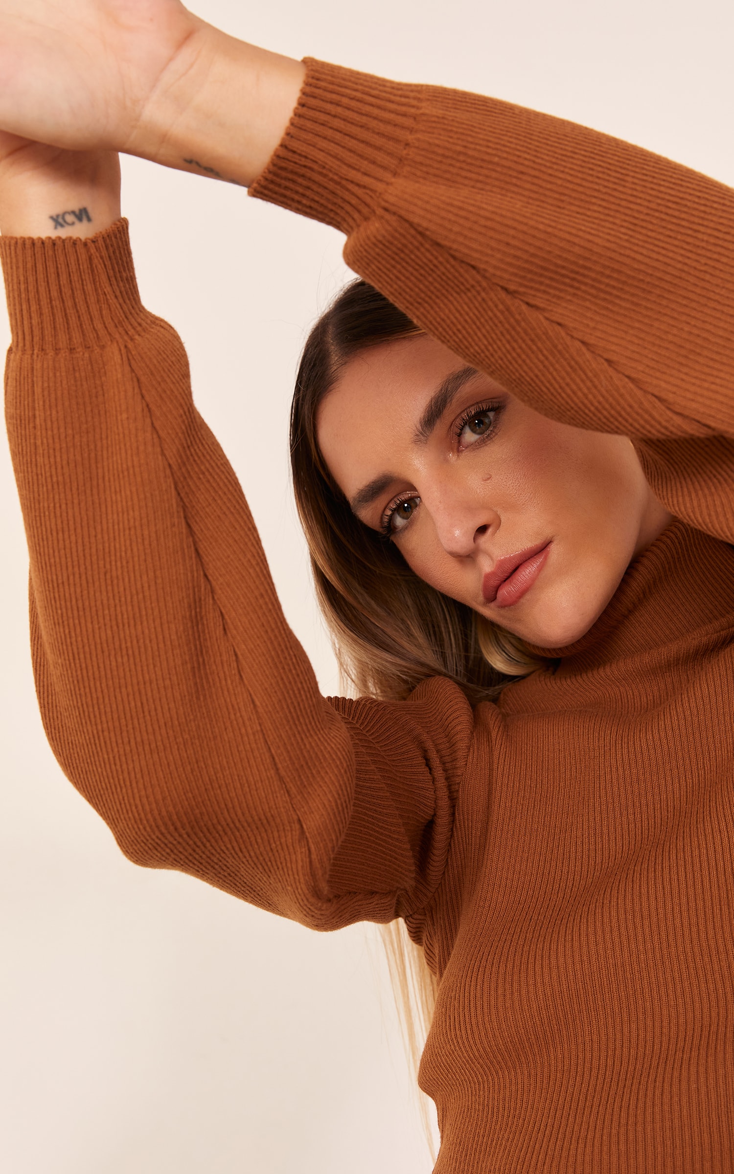 Casaco Cropped Gola Alta Manga Longa Caramelo