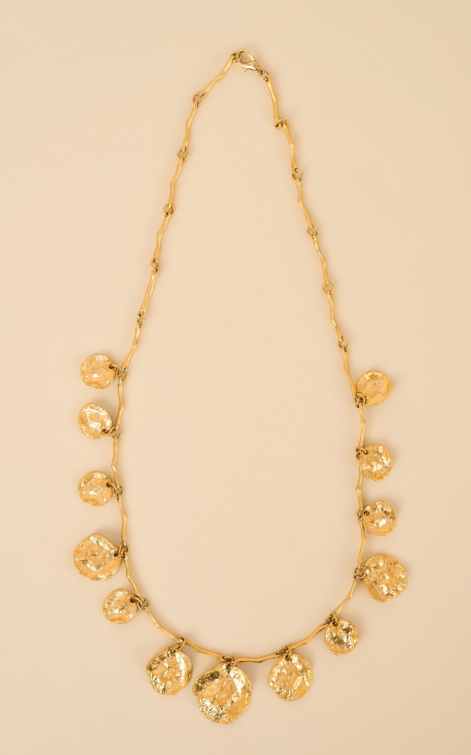 Colar Medalhas Martelado Ouro Fosco