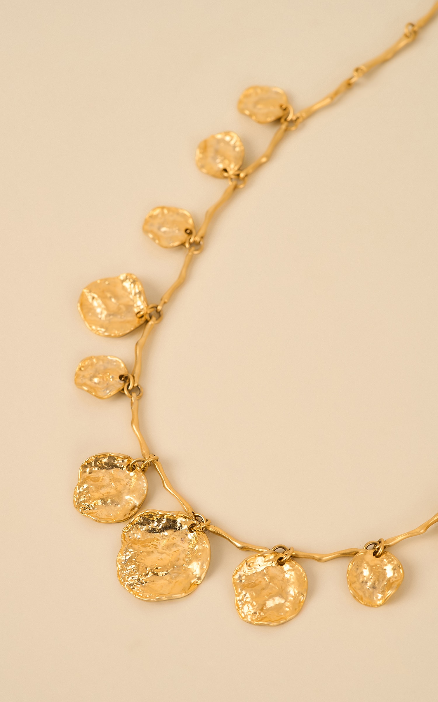 Colar Medalhas Martelado Ouro Fosco