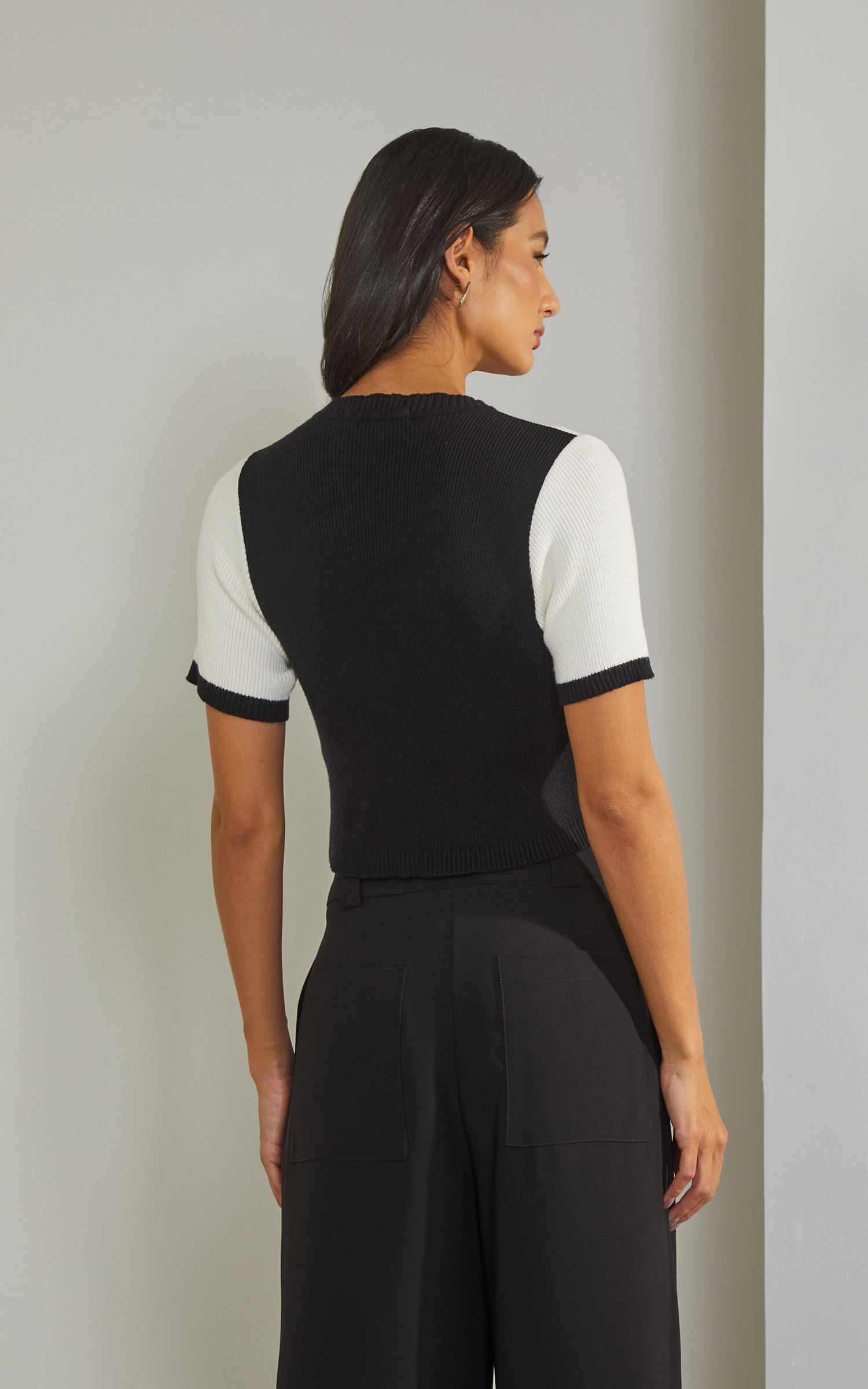 Cropped Tricot Bicolor Preto e Off