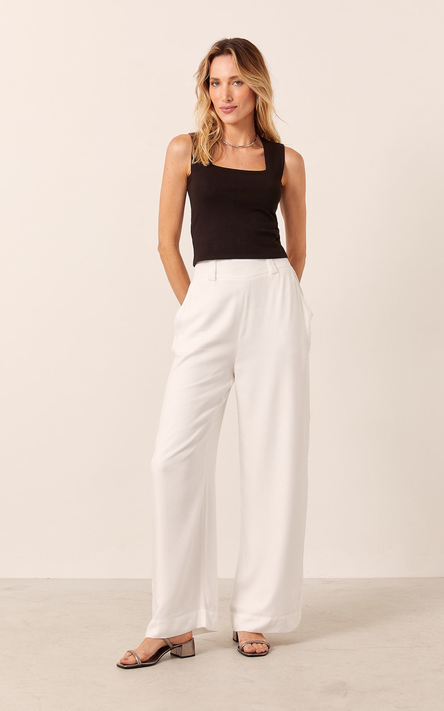 Cropped Tricot Decote Trapézio Preto