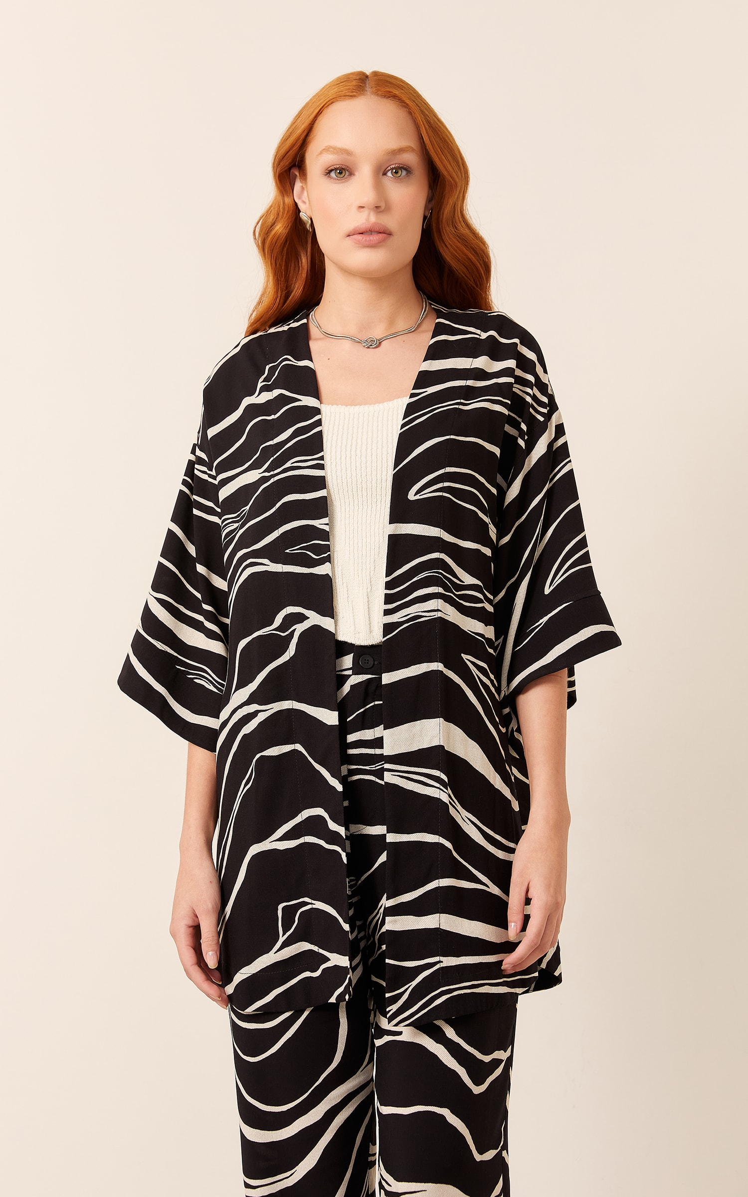 Kimono Manga Ampla Estampa Lina Preto
