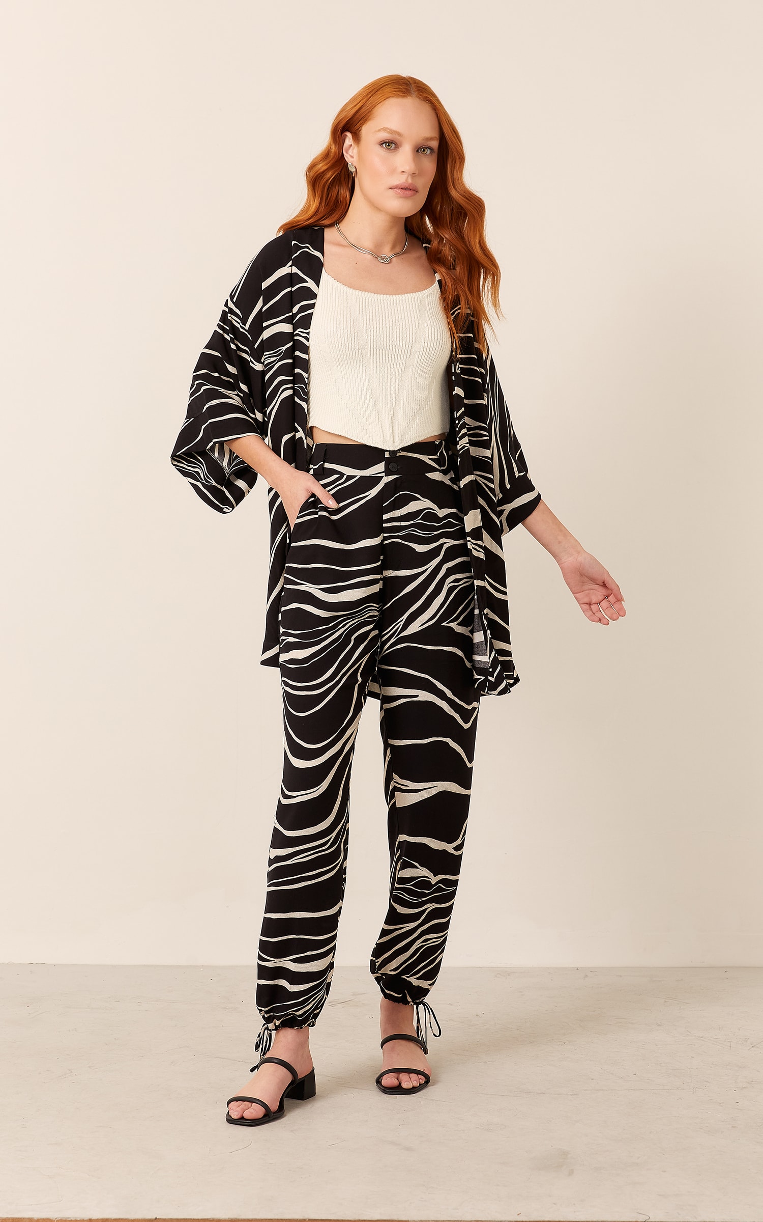 Kimono Manga Ampla Estampa Lina Preto