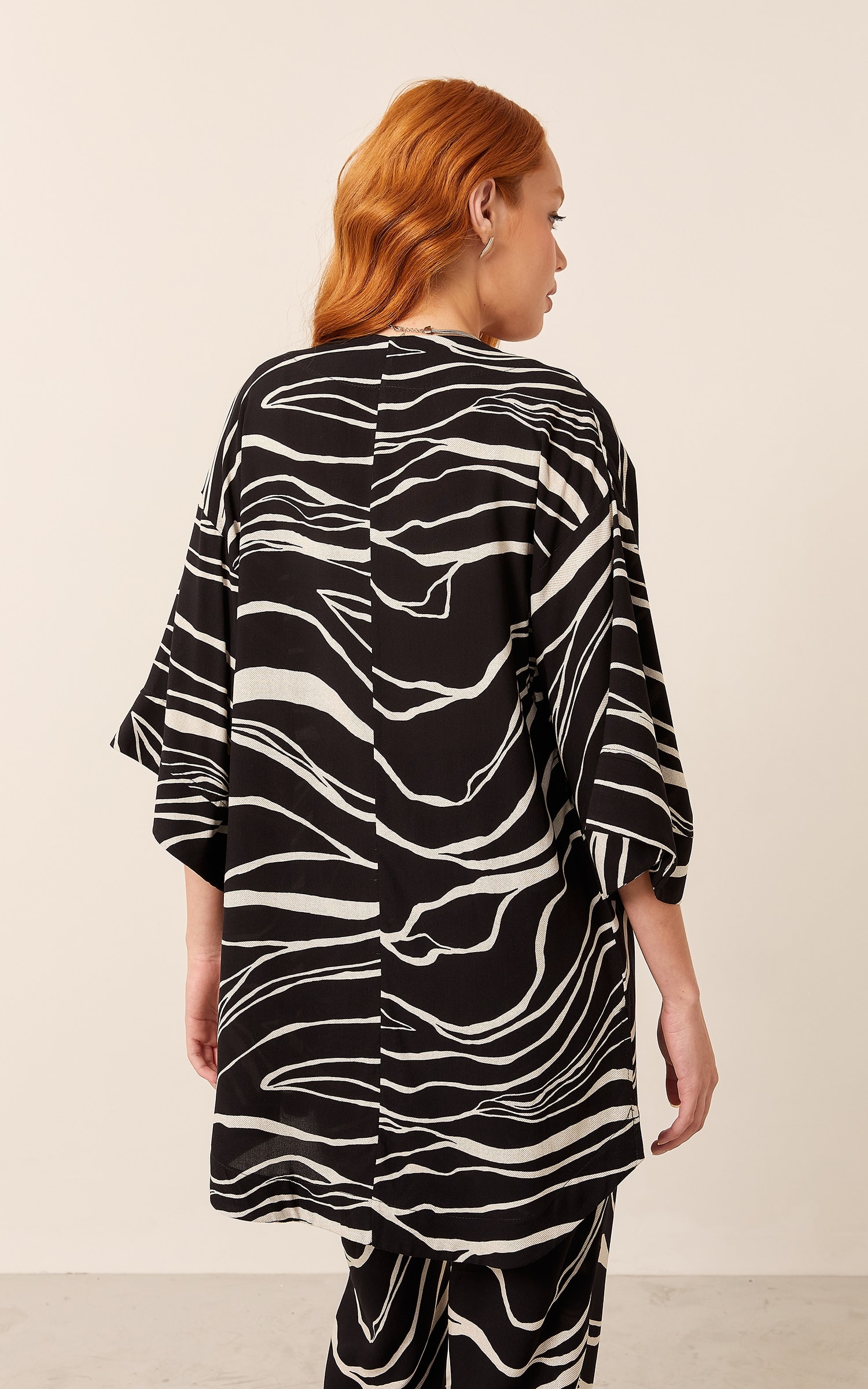 Kimono Manga Ampla Estampa Lina Preto