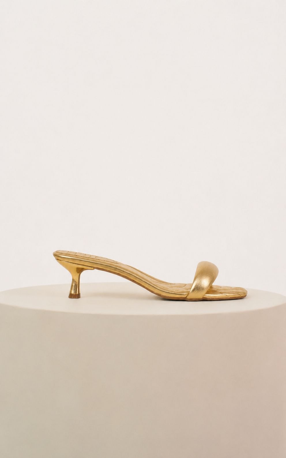 Mule Tira Puffer Dourado