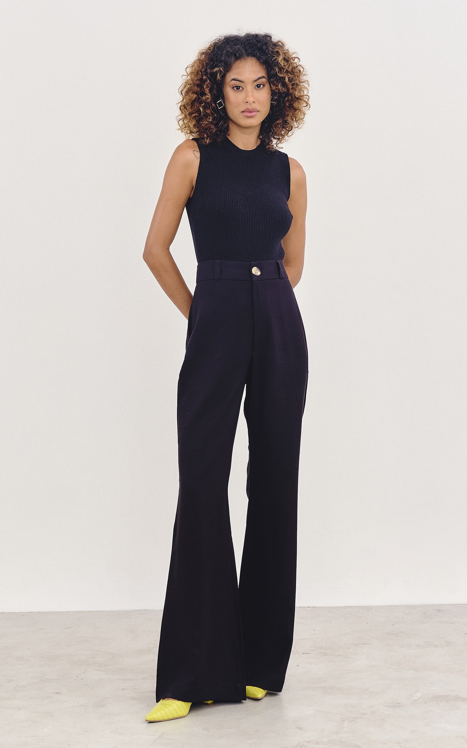 Regata Tricot Canelada Básica Preto