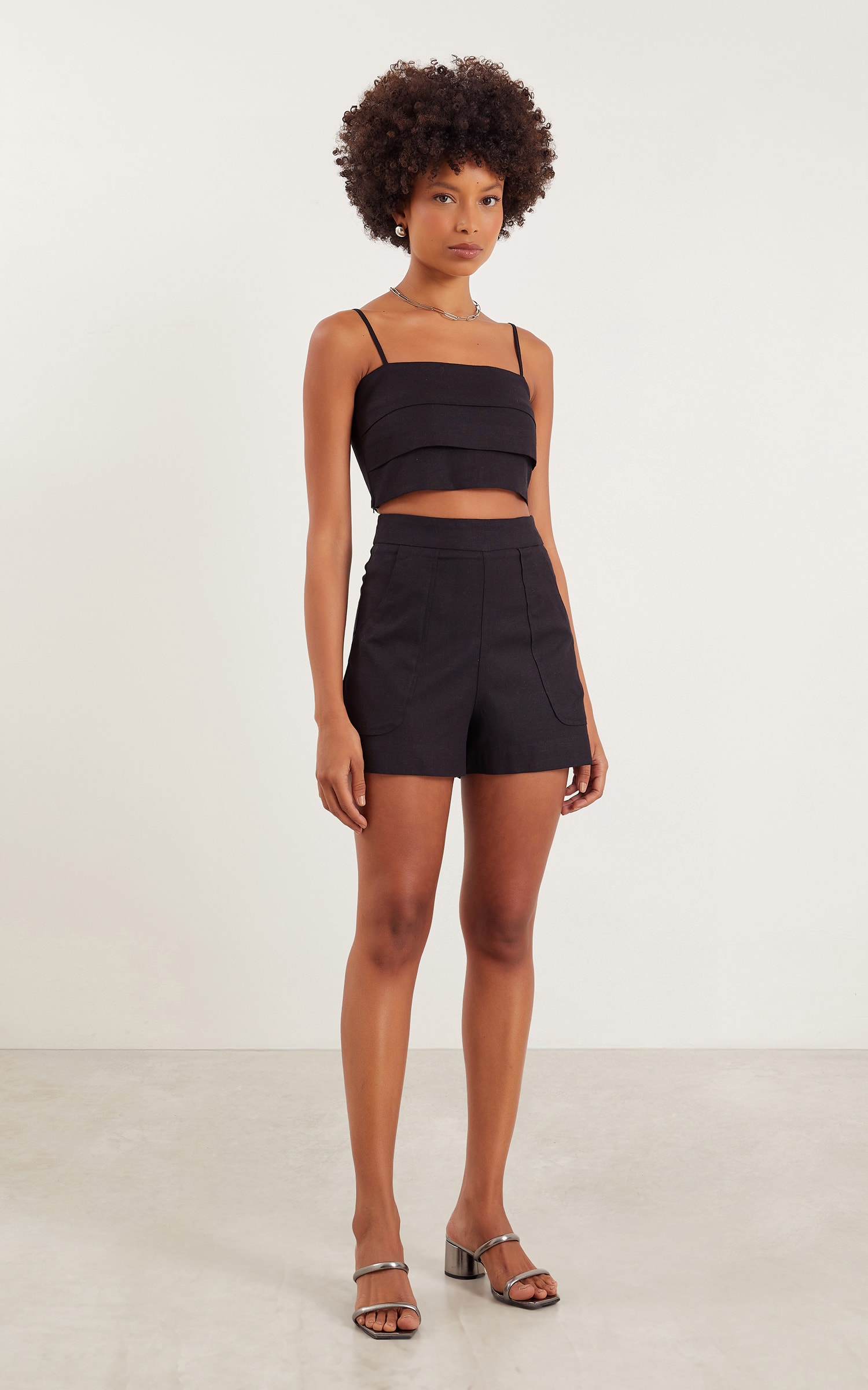 Short Bolso Linho Preto