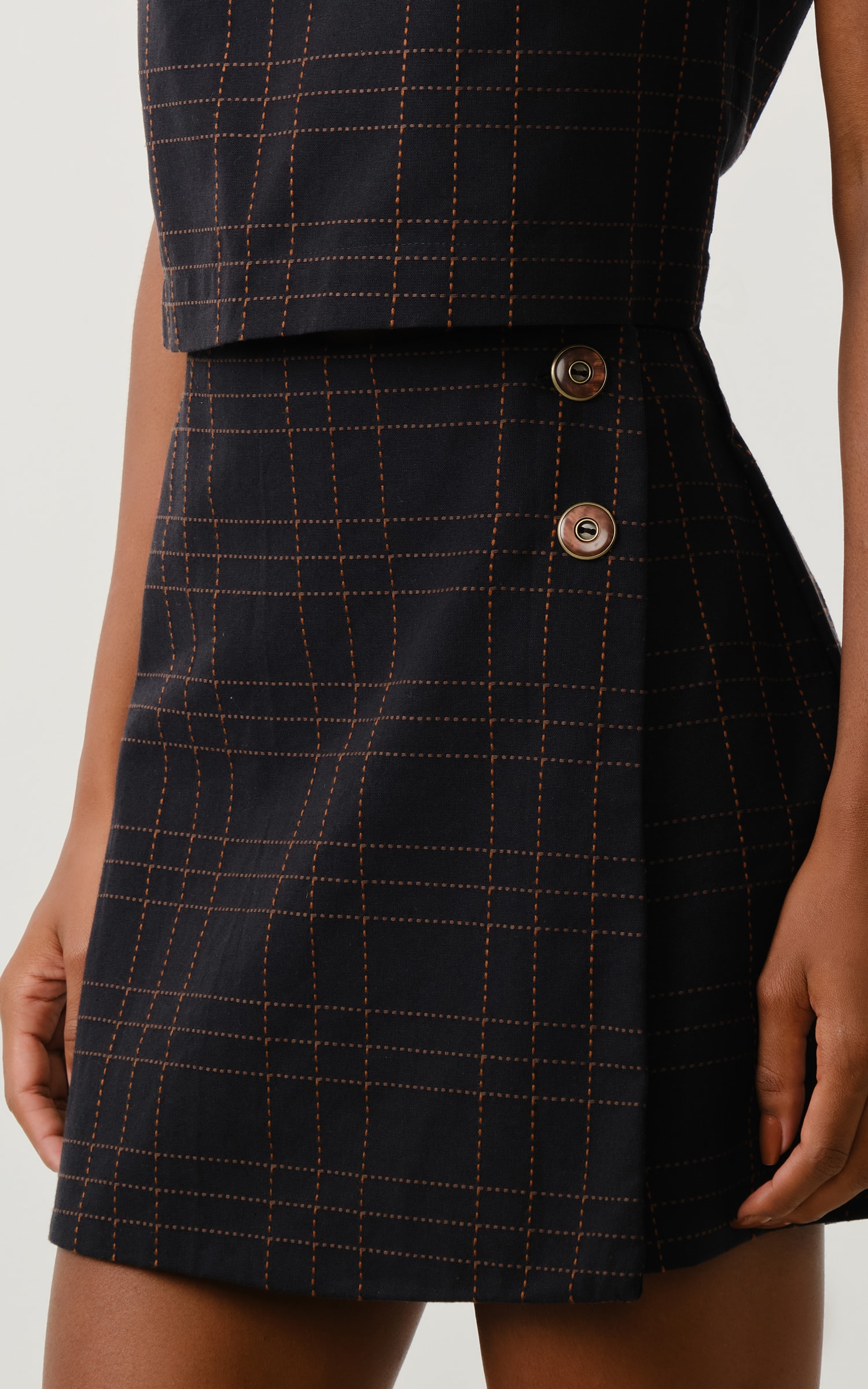 Short Saia Canela Preto