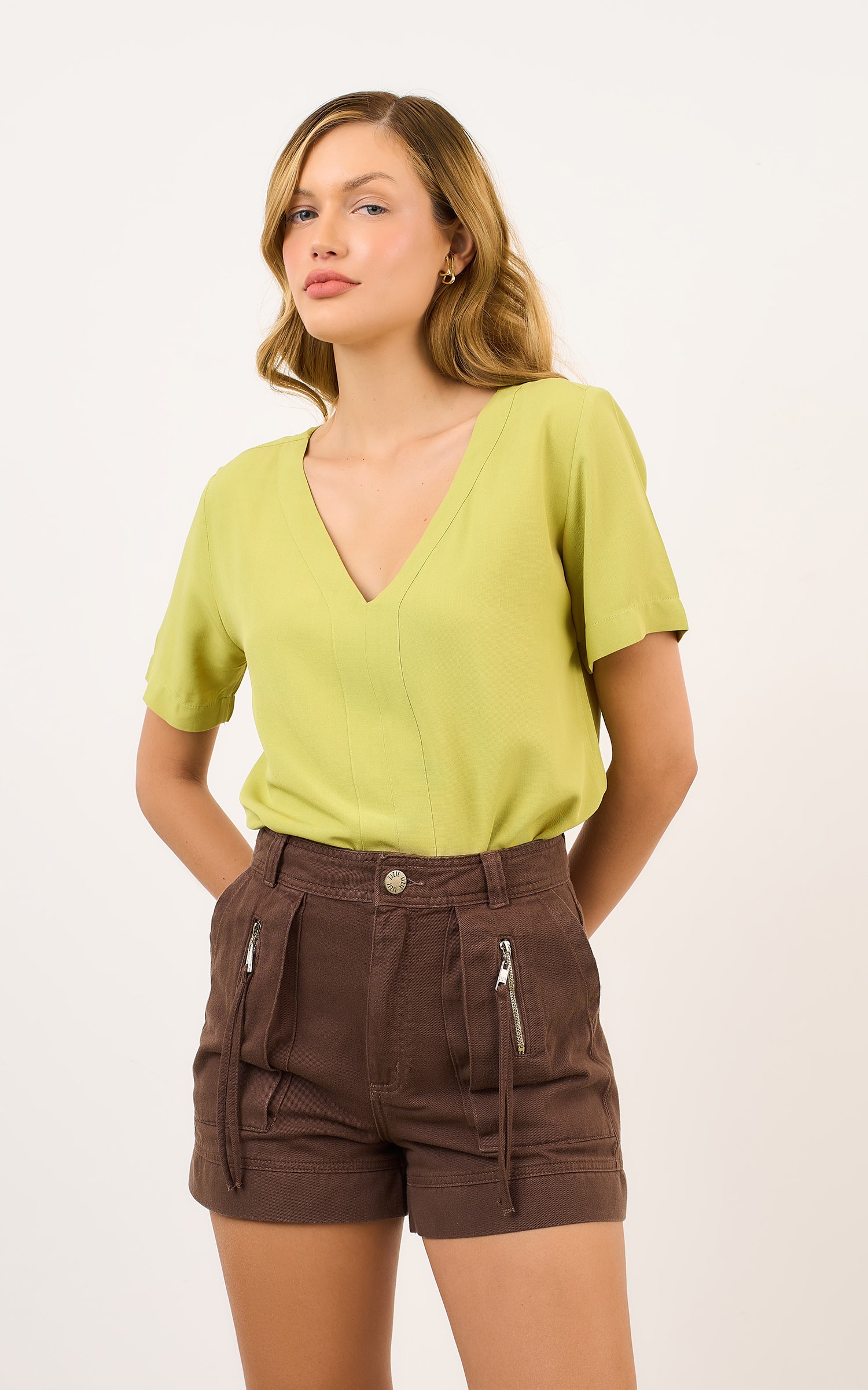 Short Sarja Bolso Marrom