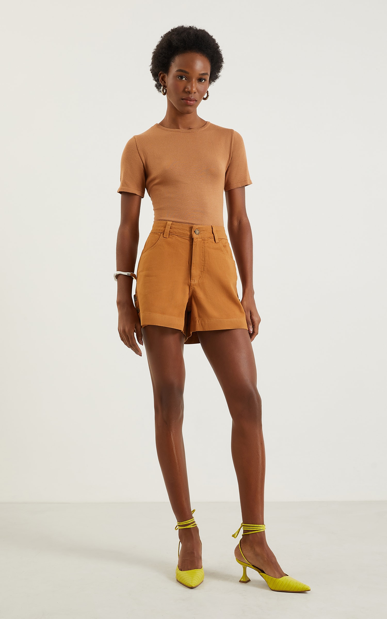 Short Sarja Botões Caramelo