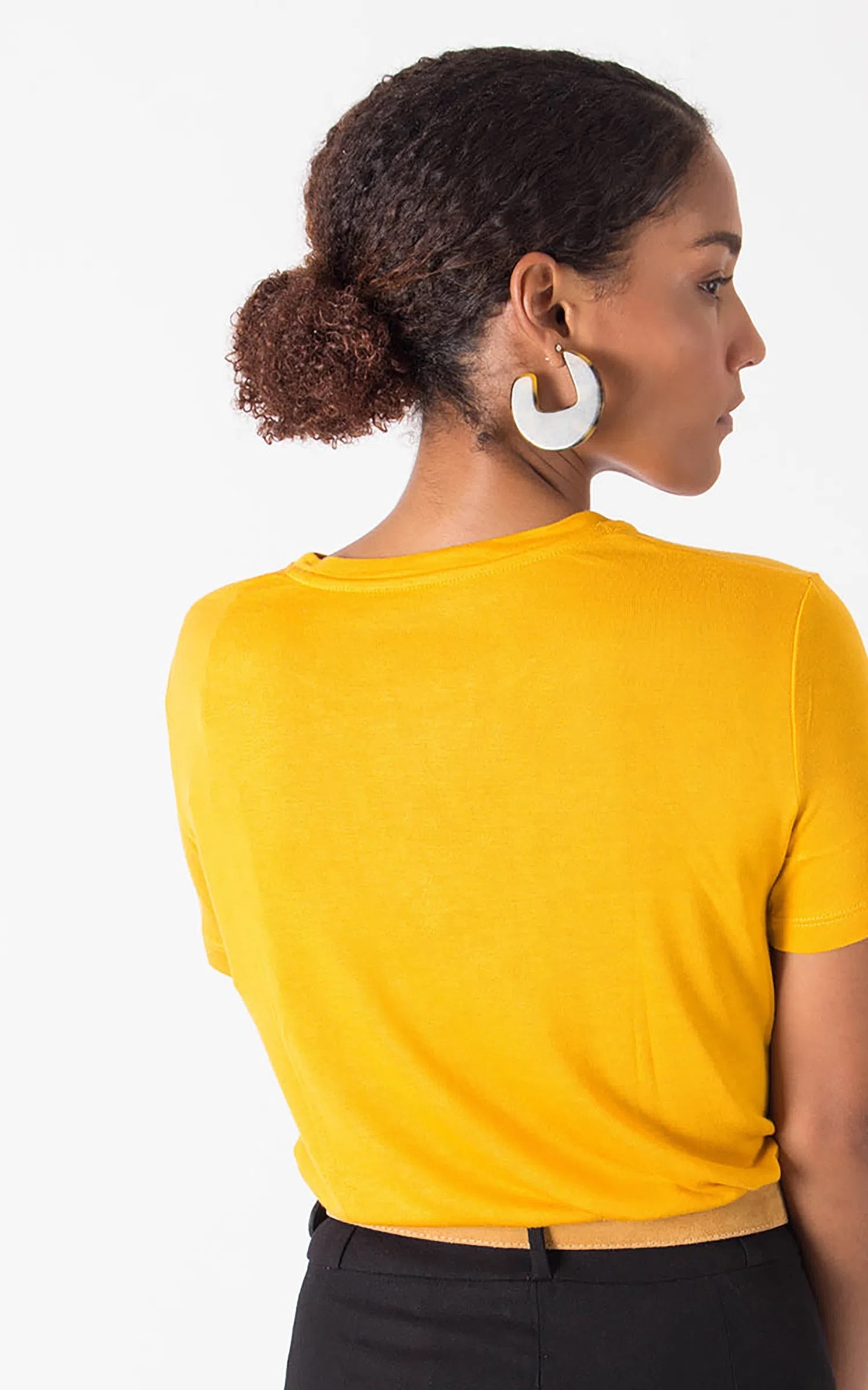 T-Shirt Gola Redonda Mostarda