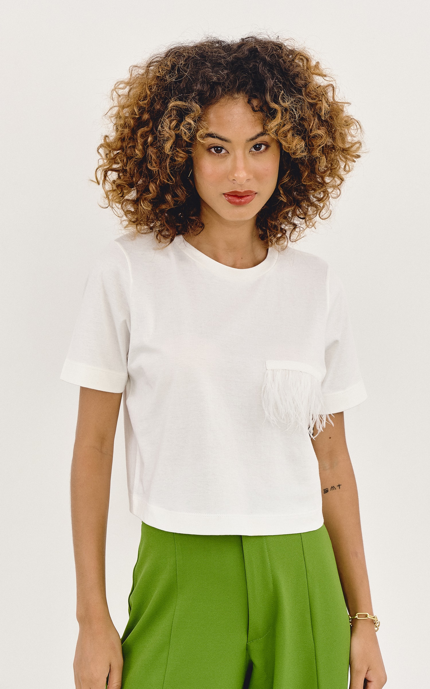 T-Shirt Malha Cropped Plumas Off White