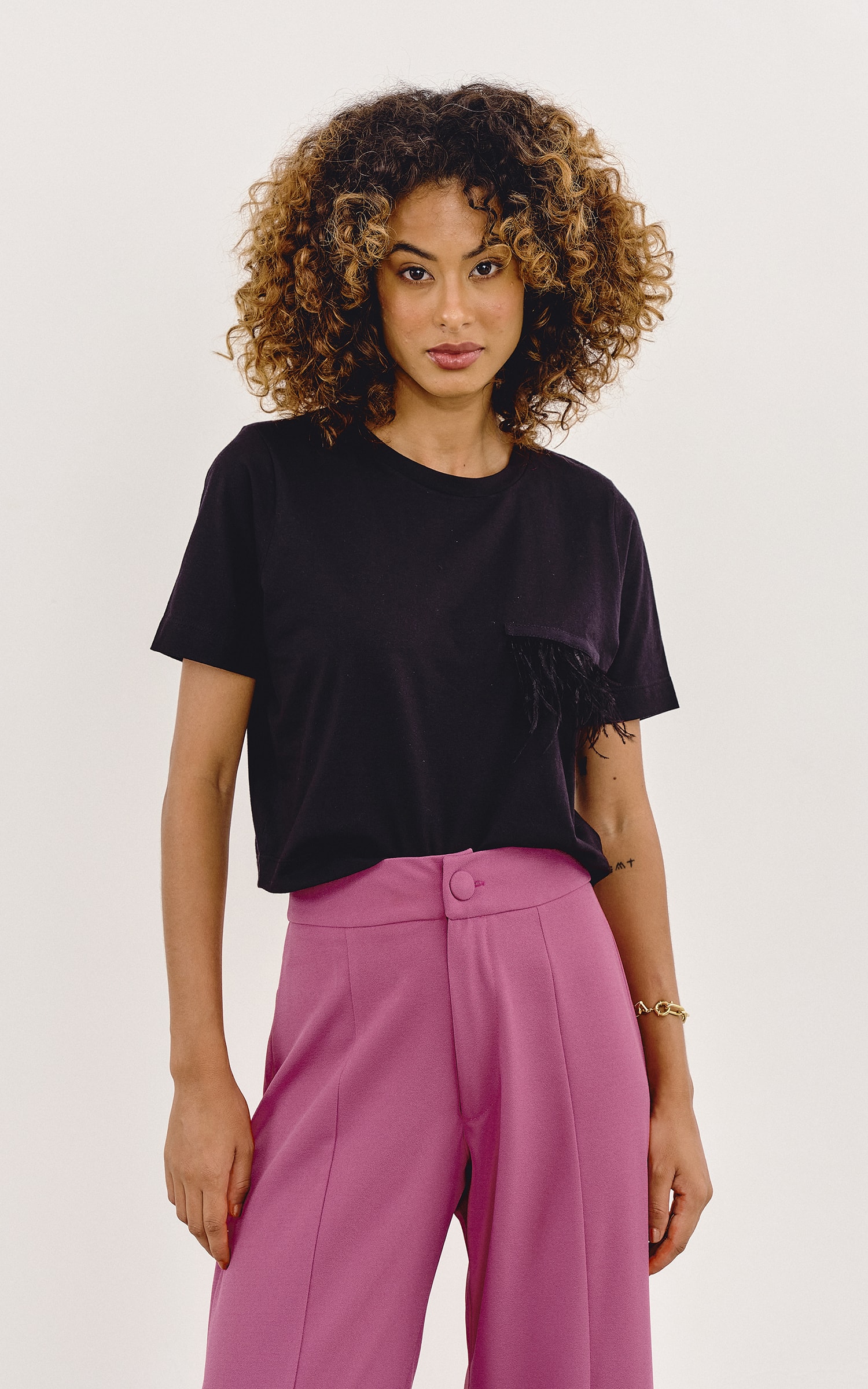 T-Shirt Malha Cropped Plumas Preto