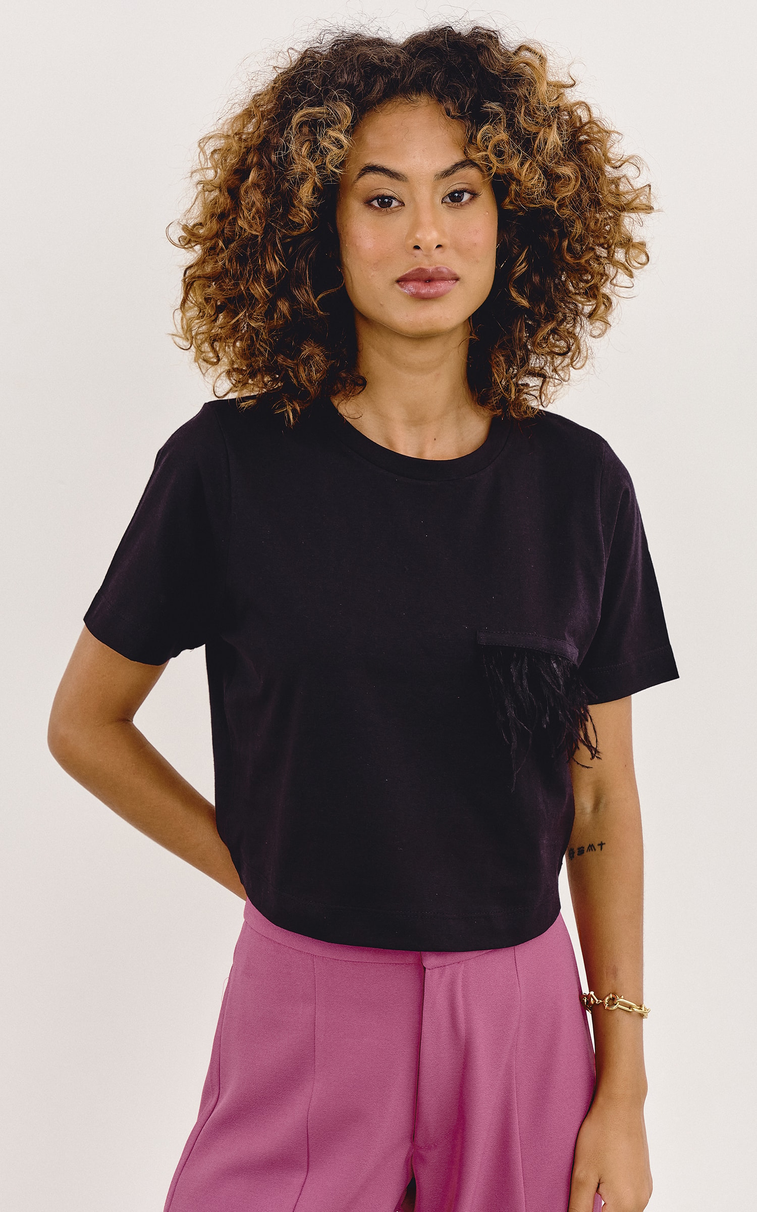 T-Shirt Malha Cropped Plumas Preto