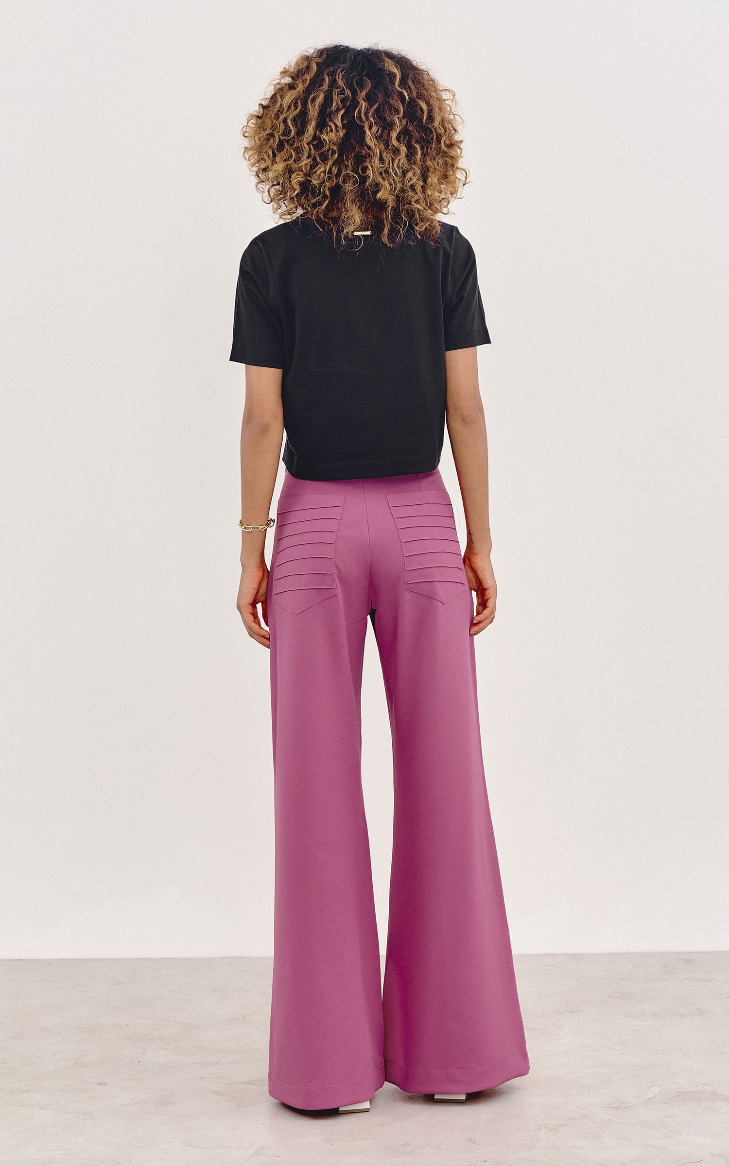 T-Shirt Malha Cropped Plumas Preto
