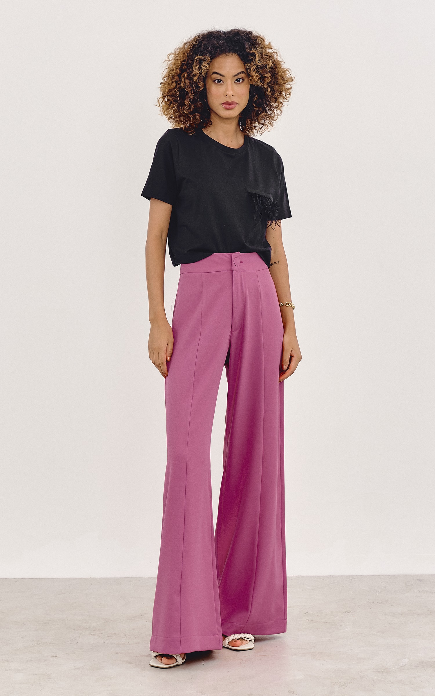 T-Shirt Malha Cropped Plumas Preto