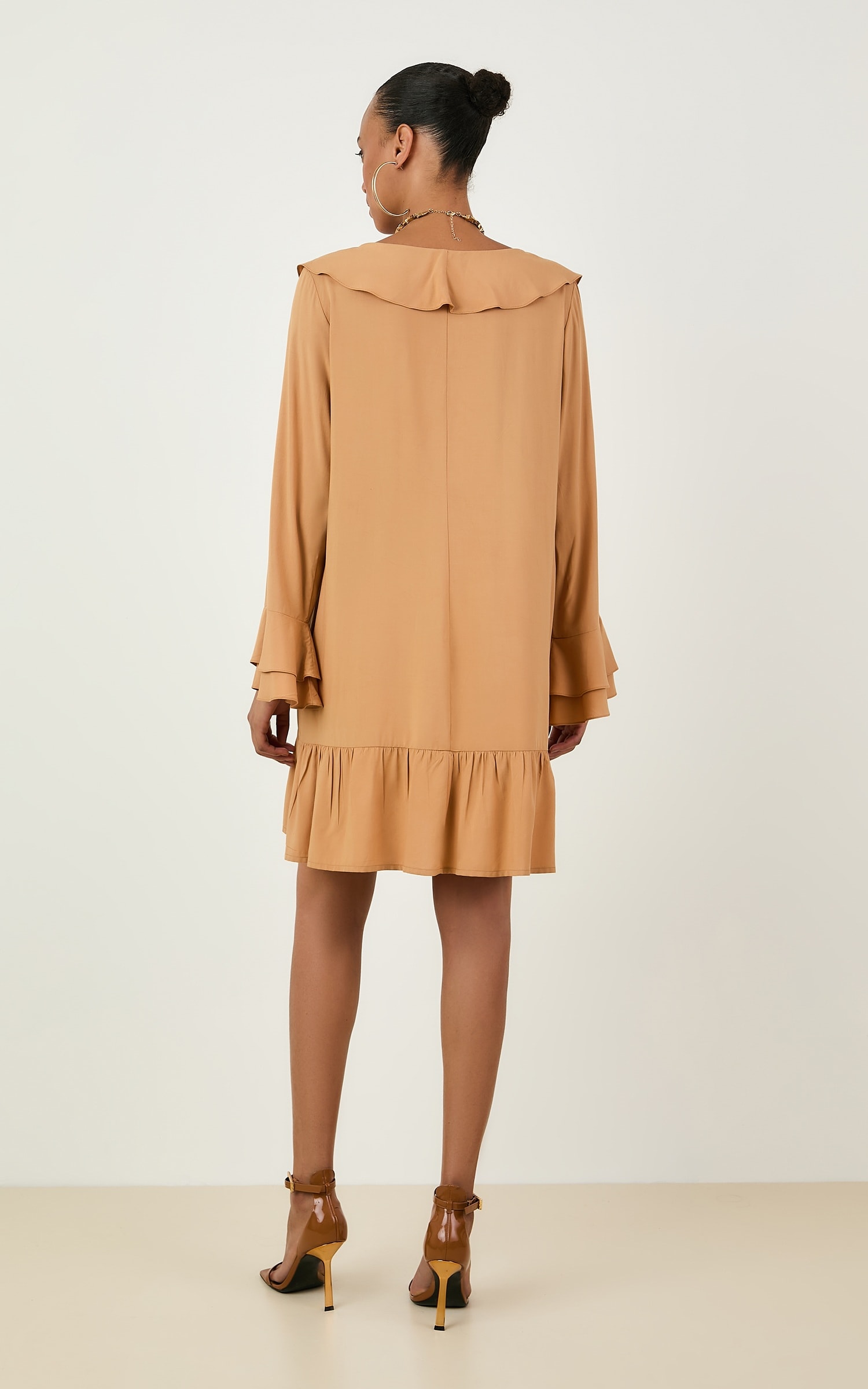 Vestido Babados Curto Caqui