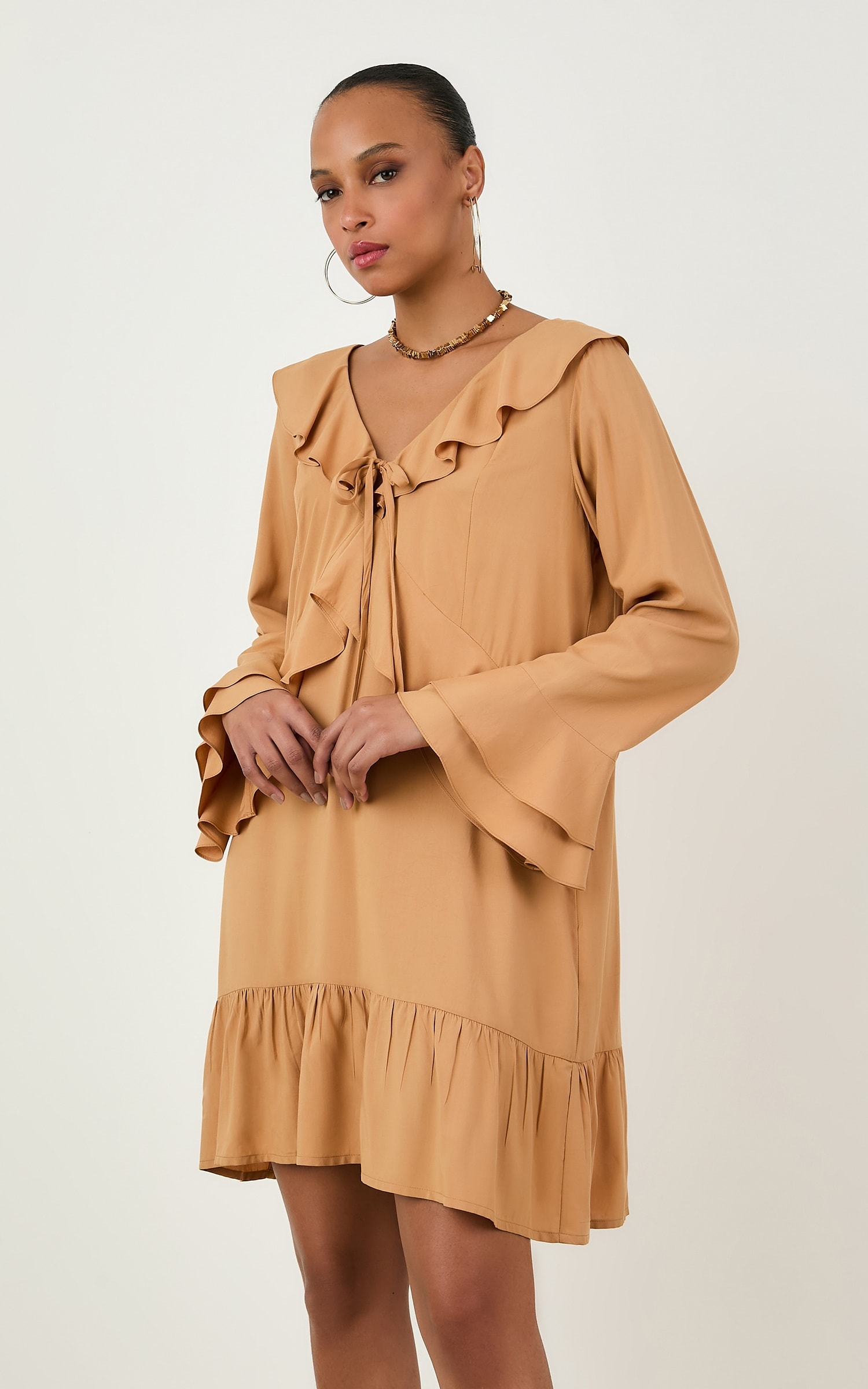 Vestido Babados Curto Caqui