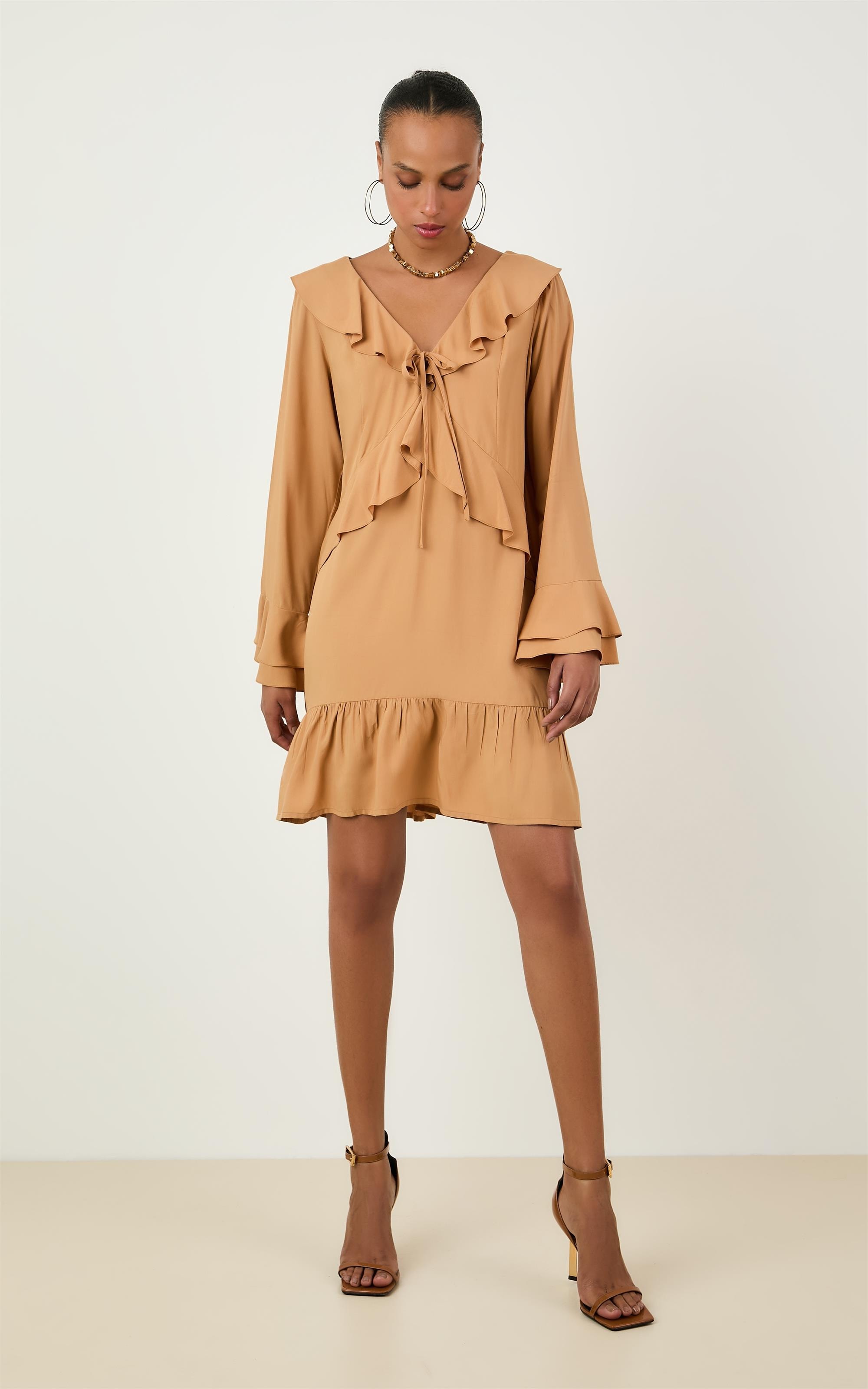 Vestido Babados Curto Caqui