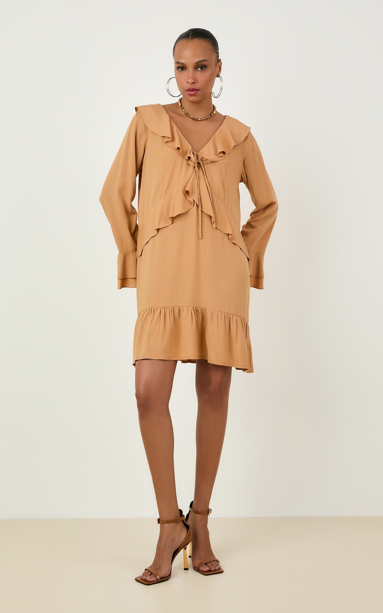Vestido Babados Curto Caqui
