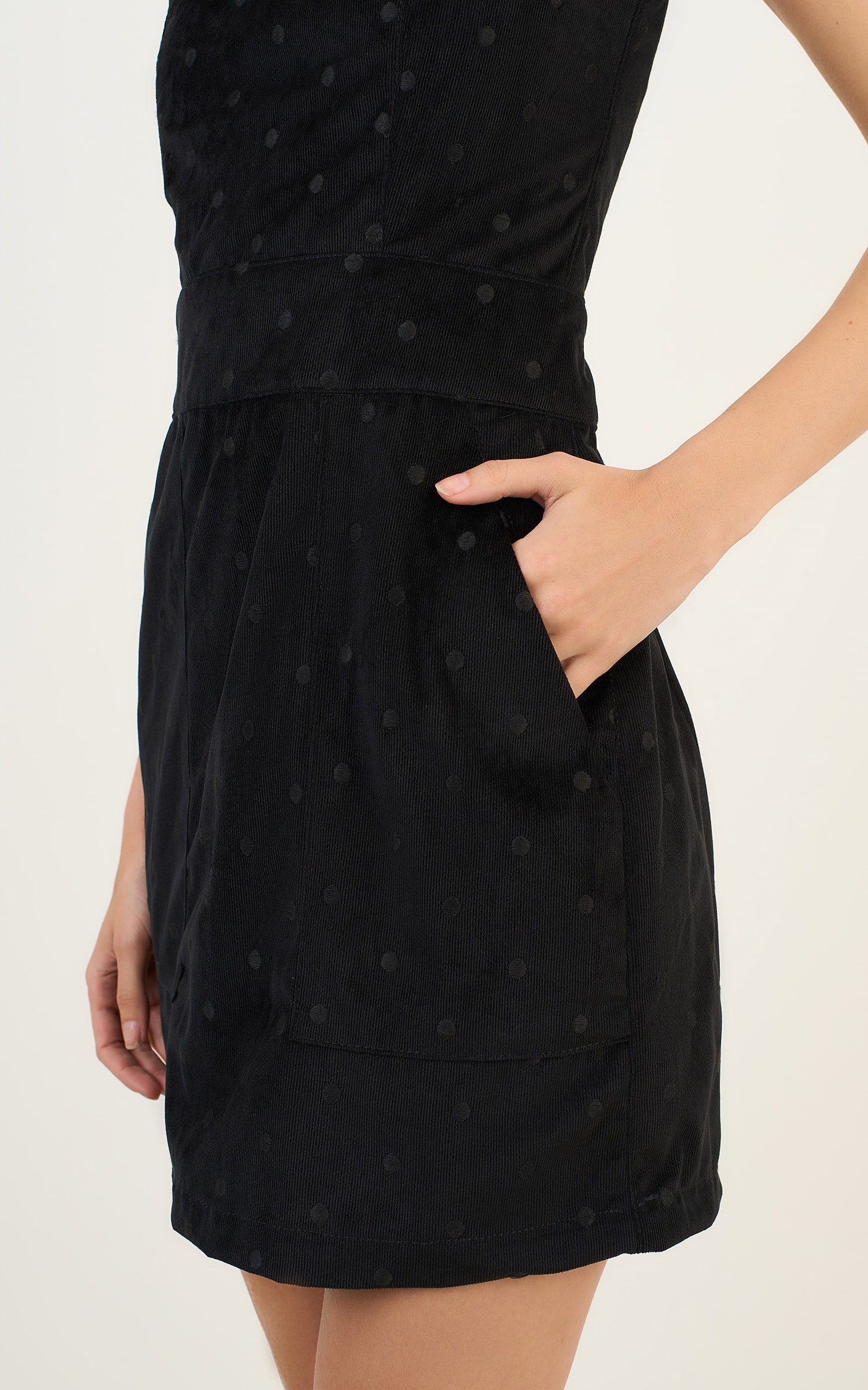 Vestido Curto Cotele Bordado Preto