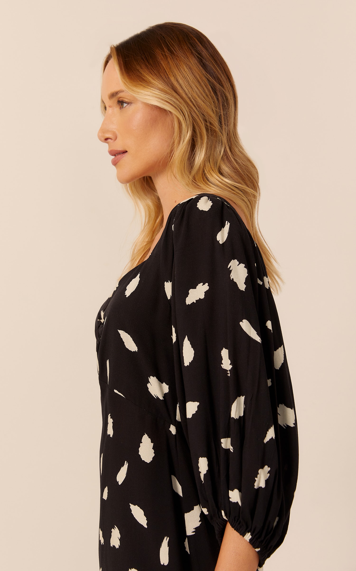 Vestido Curto Íris Manga Bufante Preto