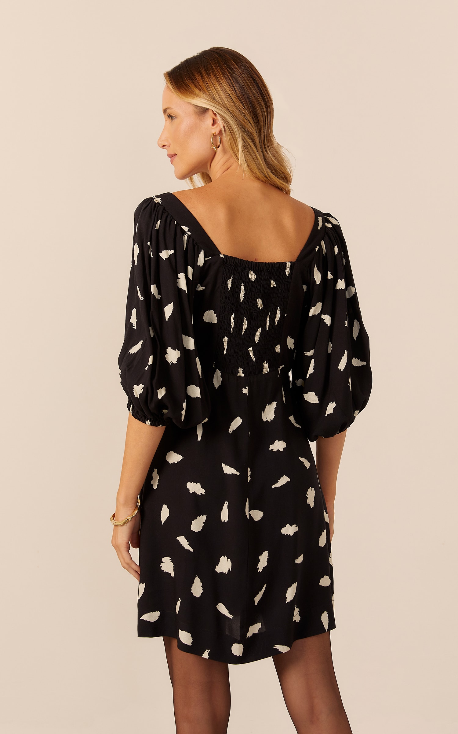 Vestido Curto Íris Manga Bufante Preto