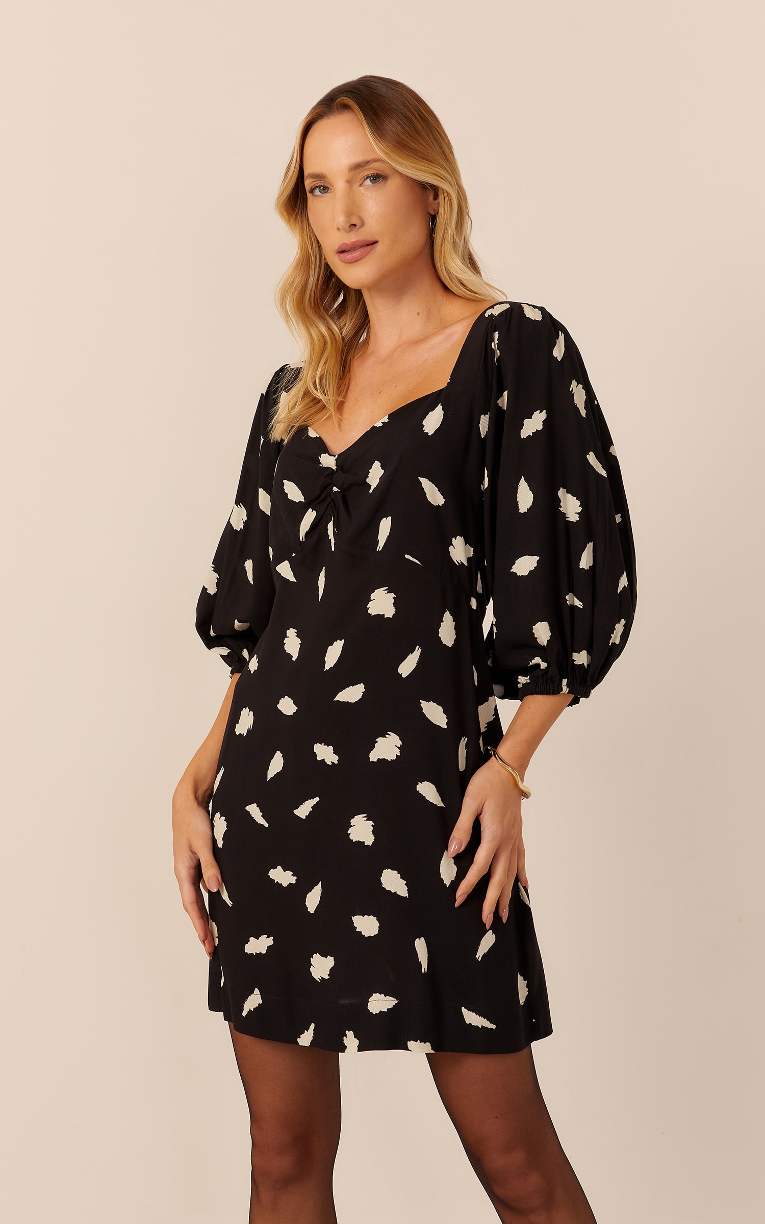 Vestido Curto Íris Manga Bufante Preto