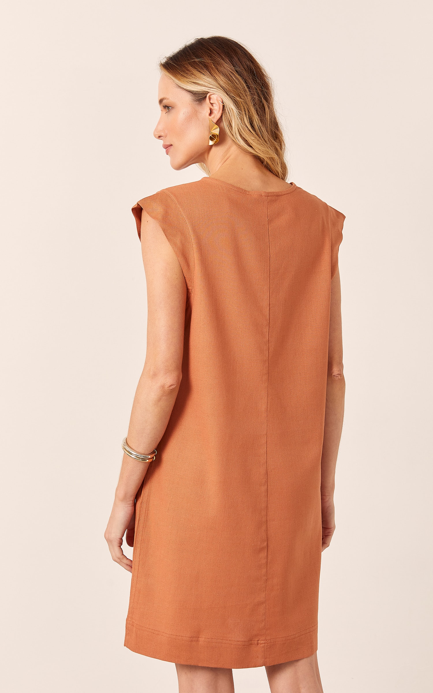 Vestido Curto Pespontos Caramelo