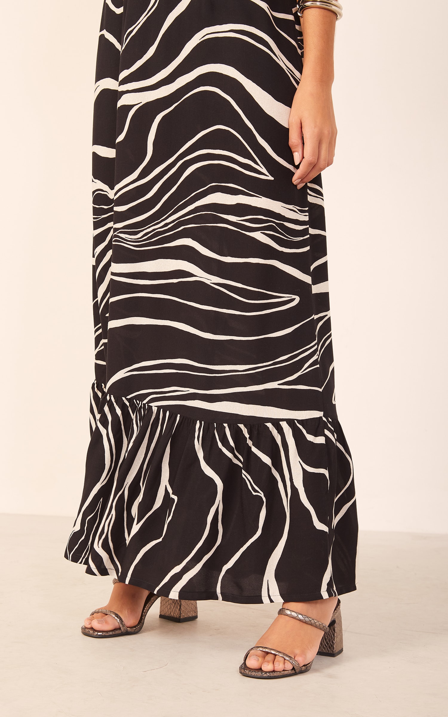 Vestido Decote Costas Estampa Lina Preto